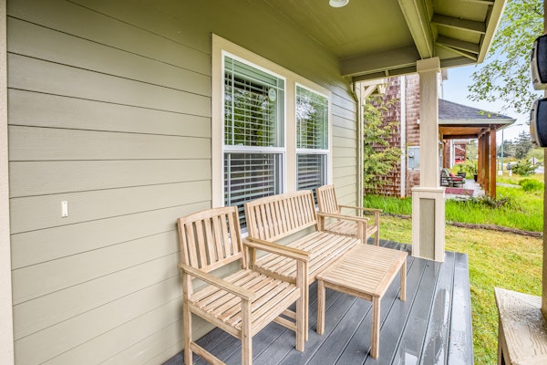Cozy coastal retreat with deck grill firepit and WiFi walk to beach
