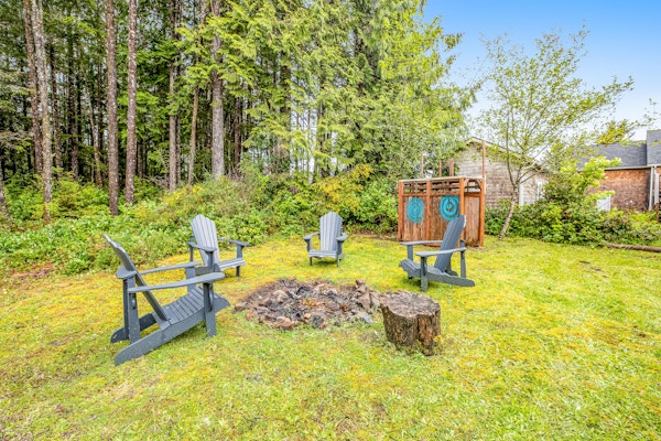 Cozy coastal retreat with deck grill firepit and WiFi walk to beach