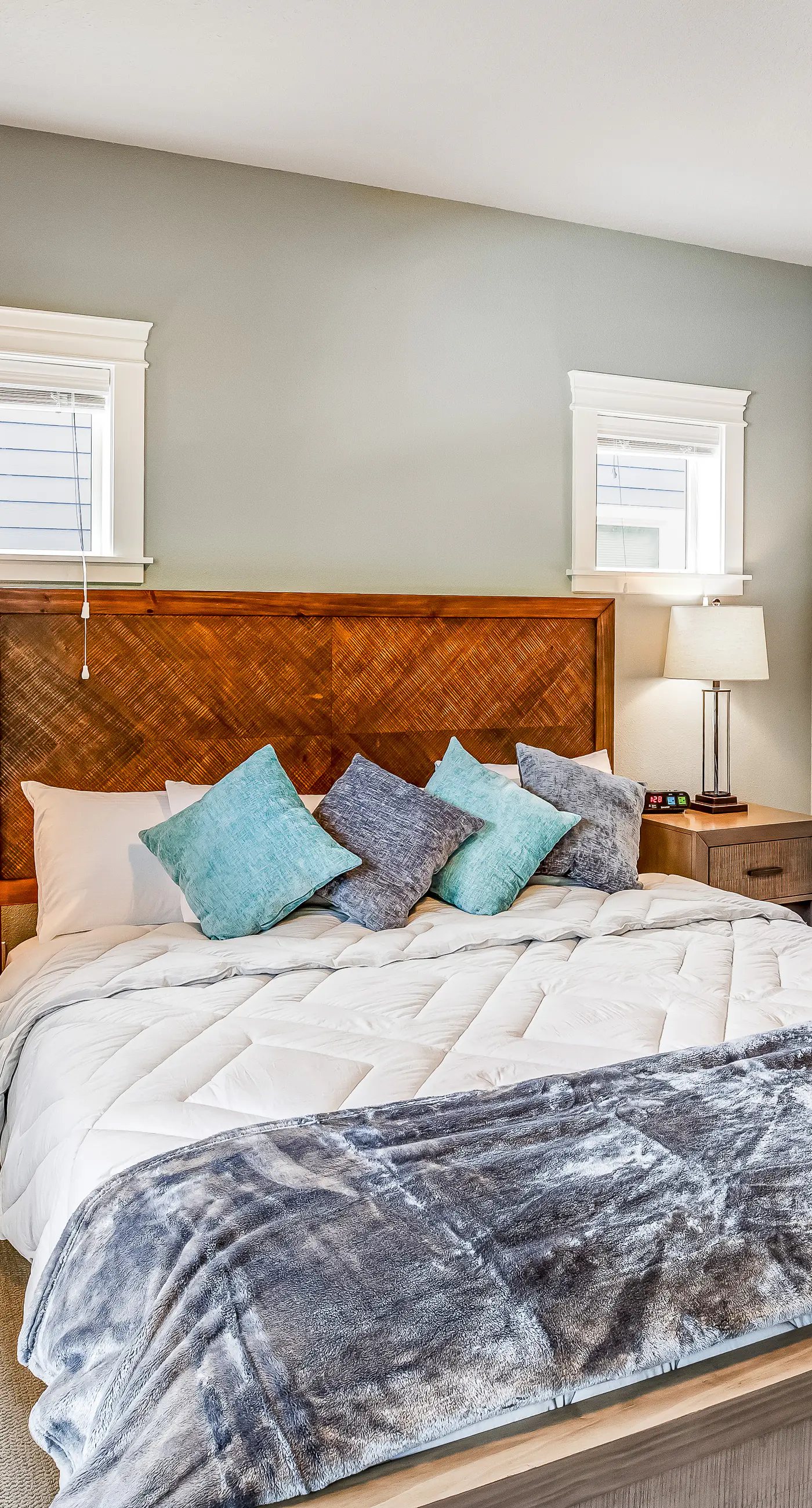 Cozy coastal retreat with deck grill firepit and WiFi walk to beach