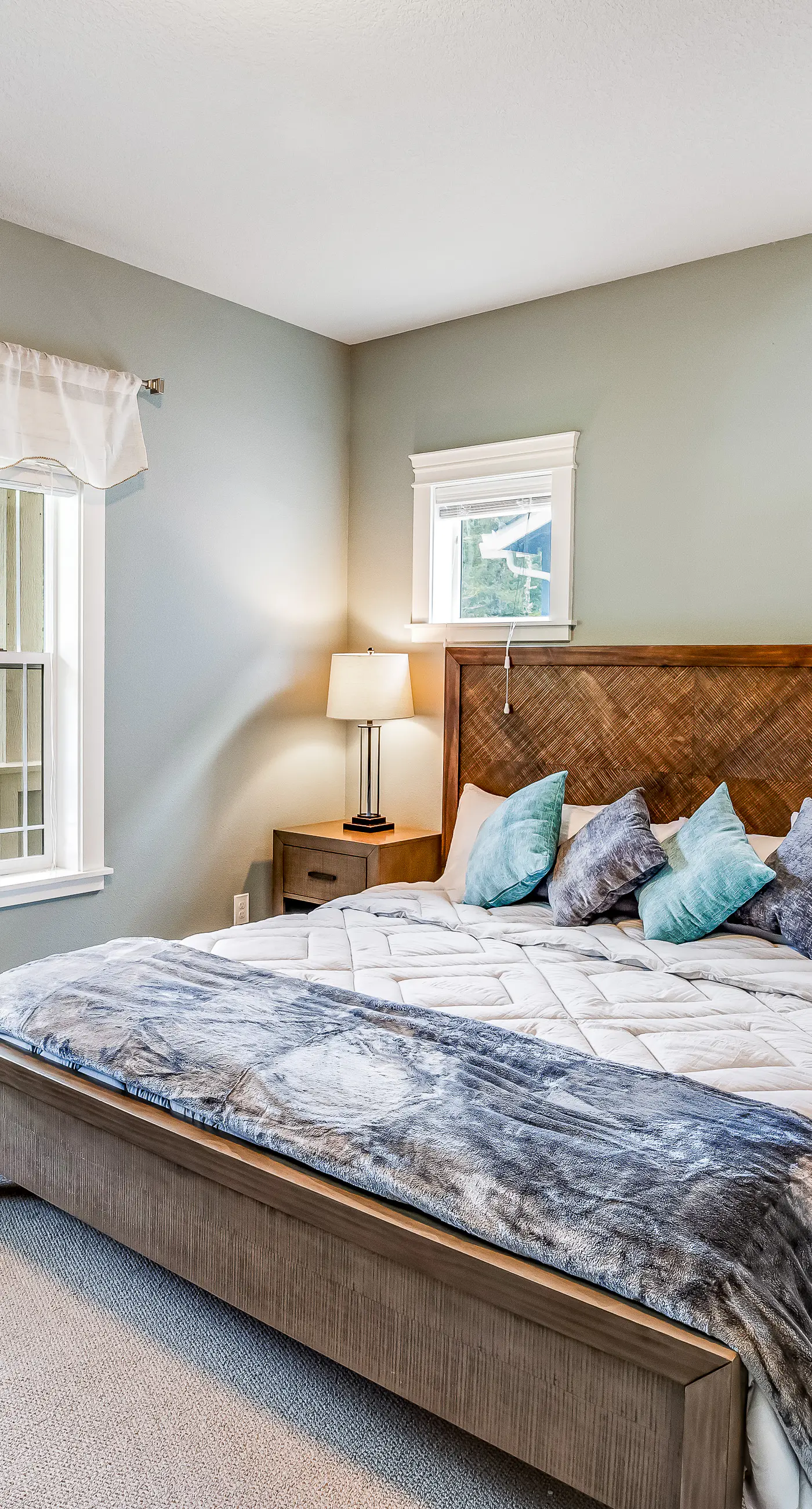 Cozy coastal retreat with deck grill firepit and WiFi walk to beach