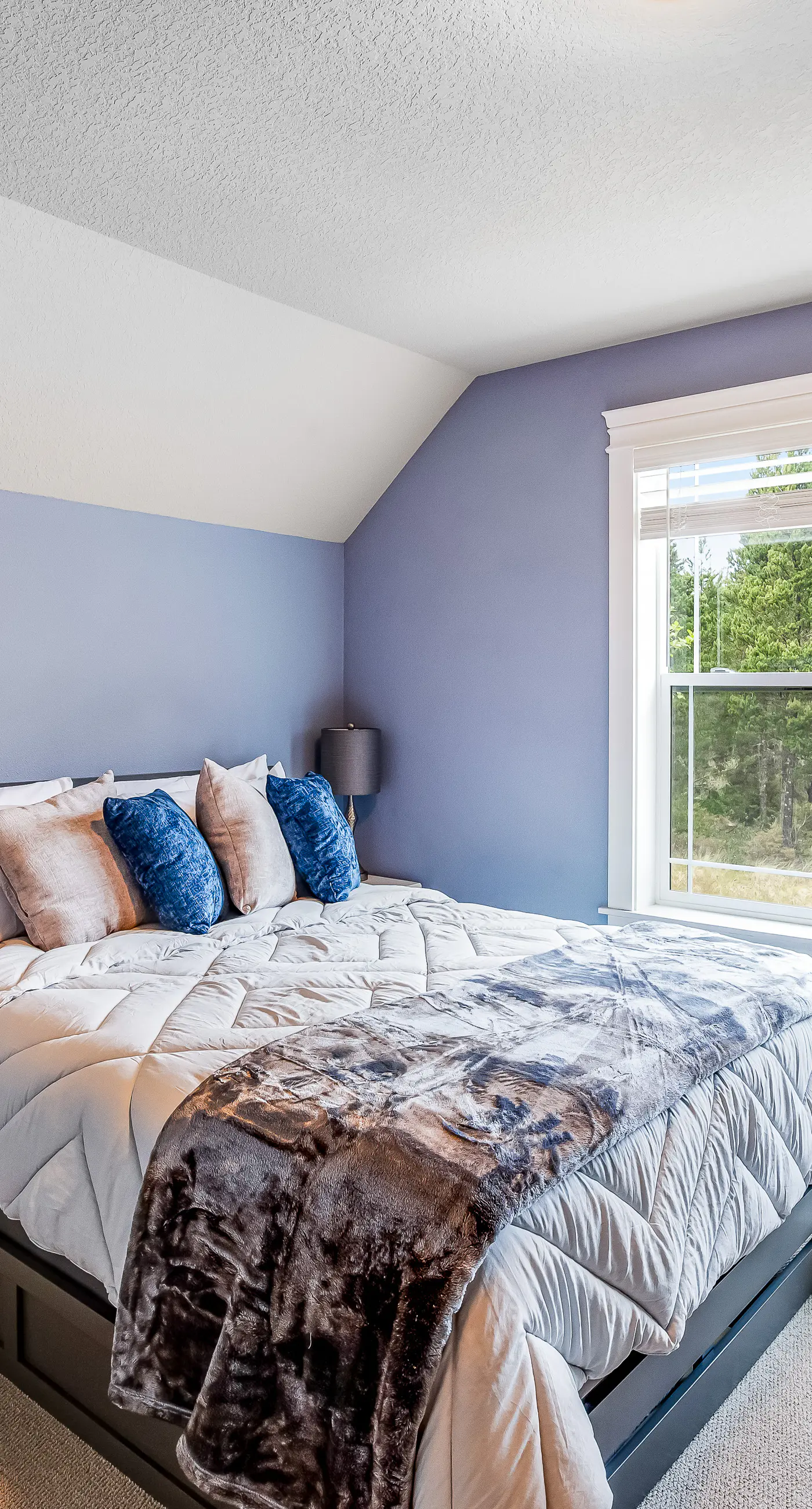 Cozy coastal retreat with deck grill firepit and WiFi walk to beach