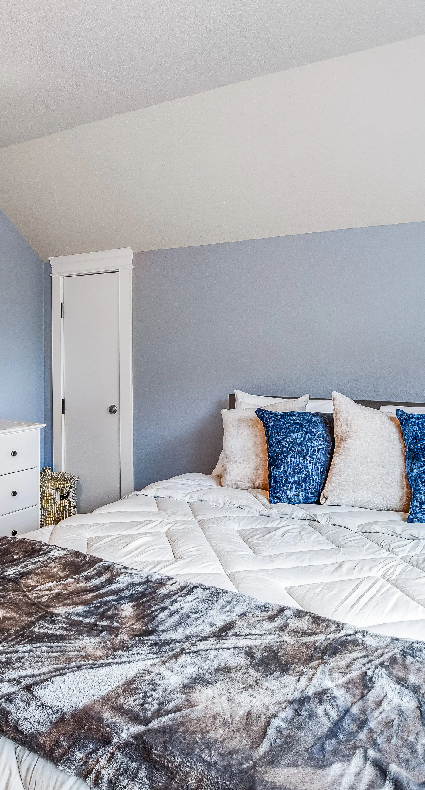 Cozy coastal retreat with deck grill firepit and WiFi walk to beach