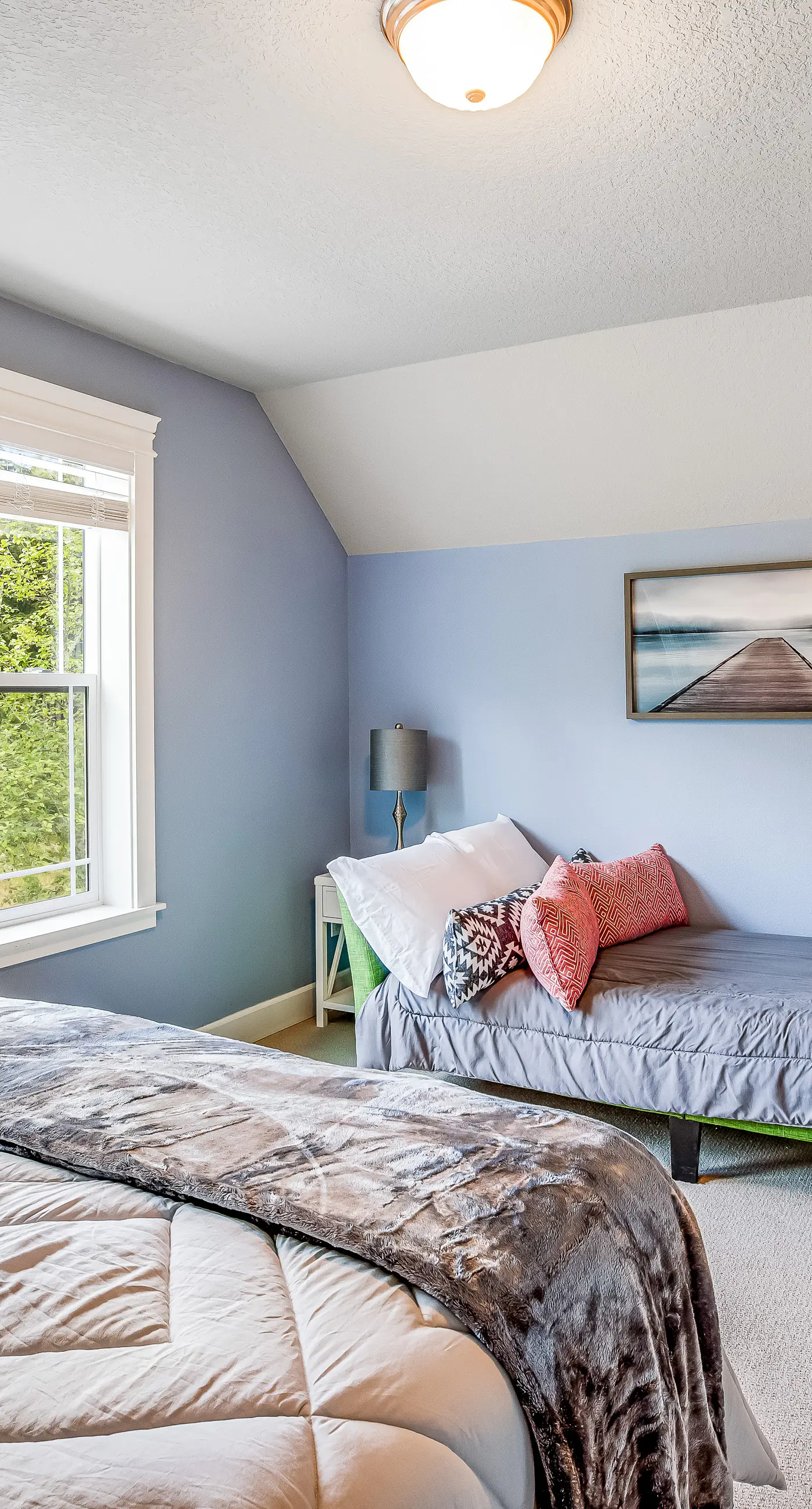 Cozy coastal retreat with deck grill firepit and WiFi walk to beach