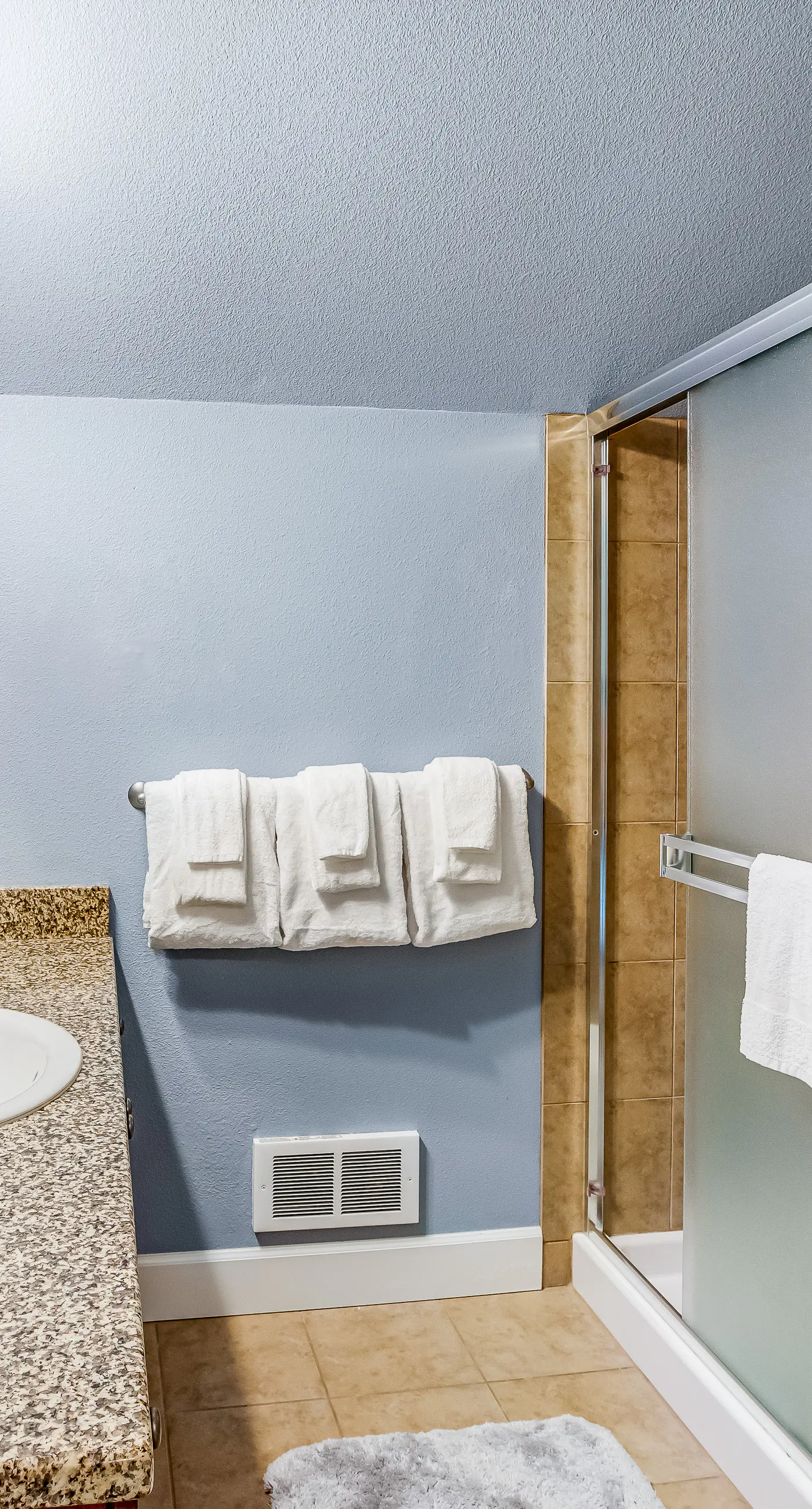 Cozy coastal retreat with deck grill firepit and WiFi walk to beach