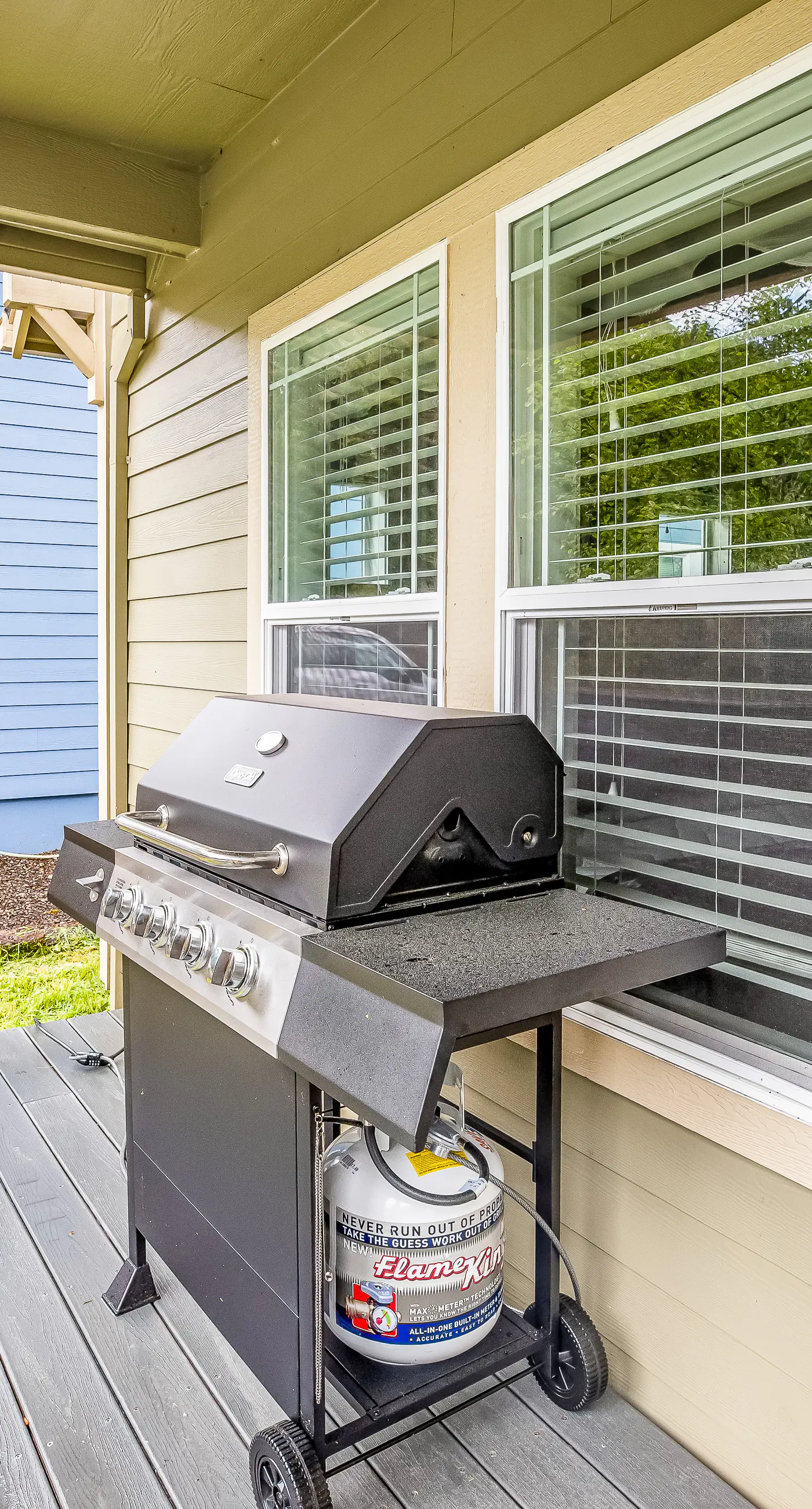 Cozy coastal retreat with deck grill firepit and WiFi walk to beach