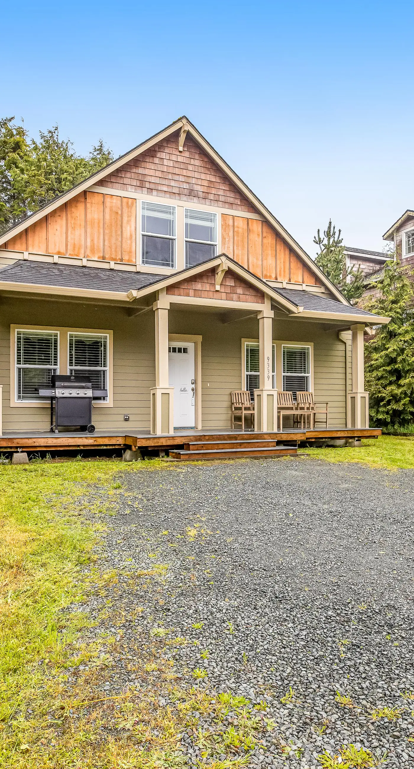 Cozy coastal retreat with deck grill firepit and WiFi walk to beach