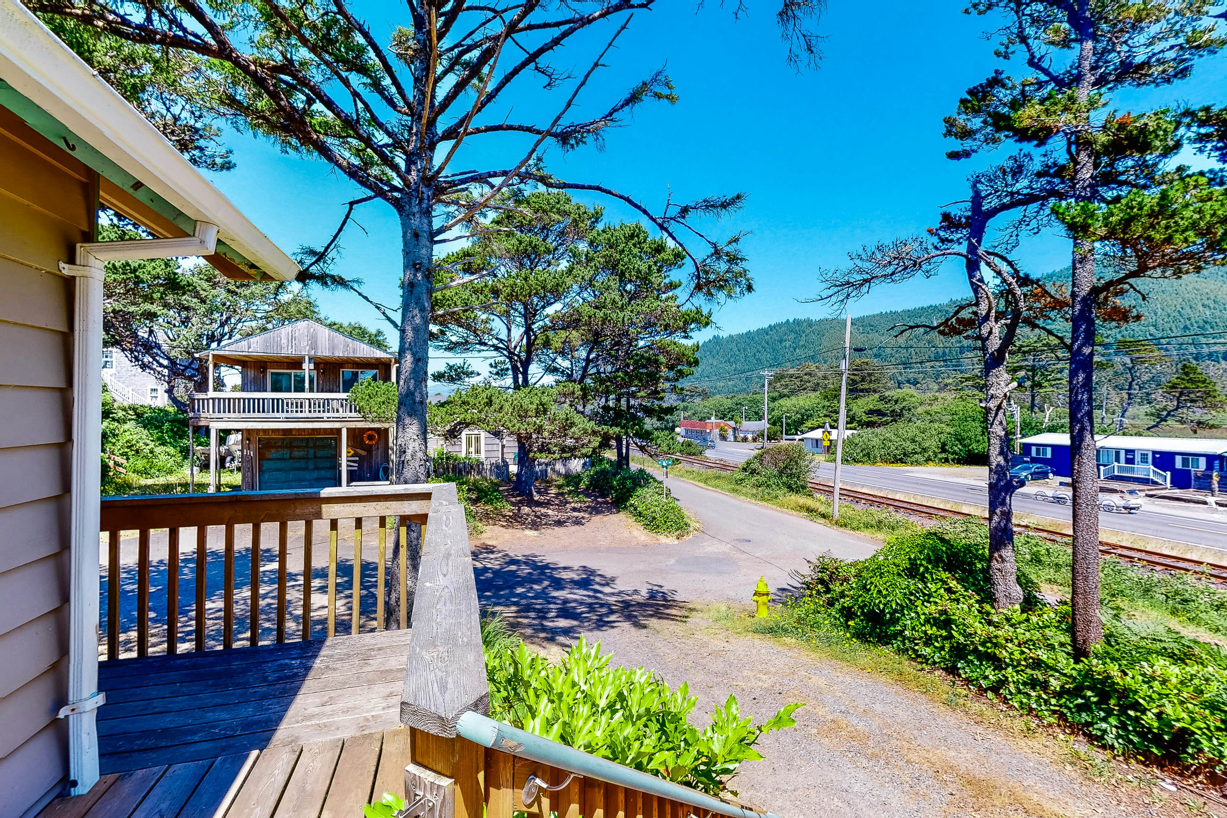 Home near the ocean with beach access, washer/dryer, decks - two dogs welcome