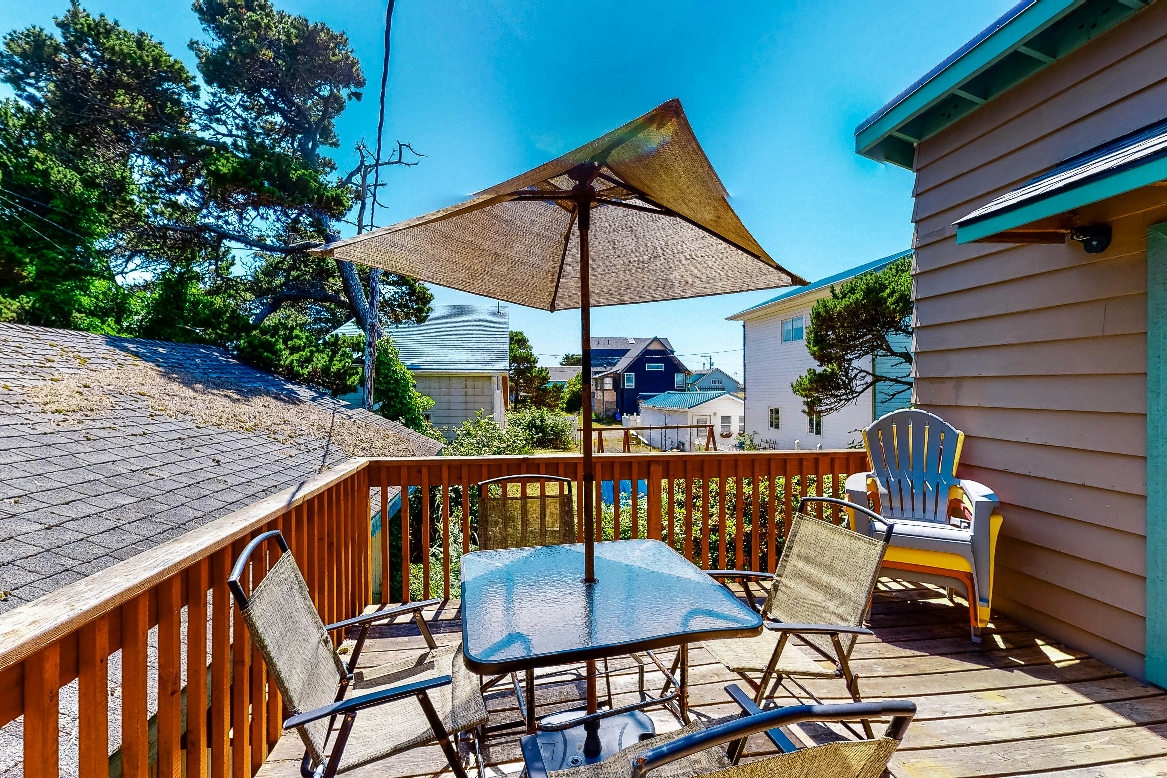 Home near the ocean with beach access, washer/dryer, decks - two dogs welcome
