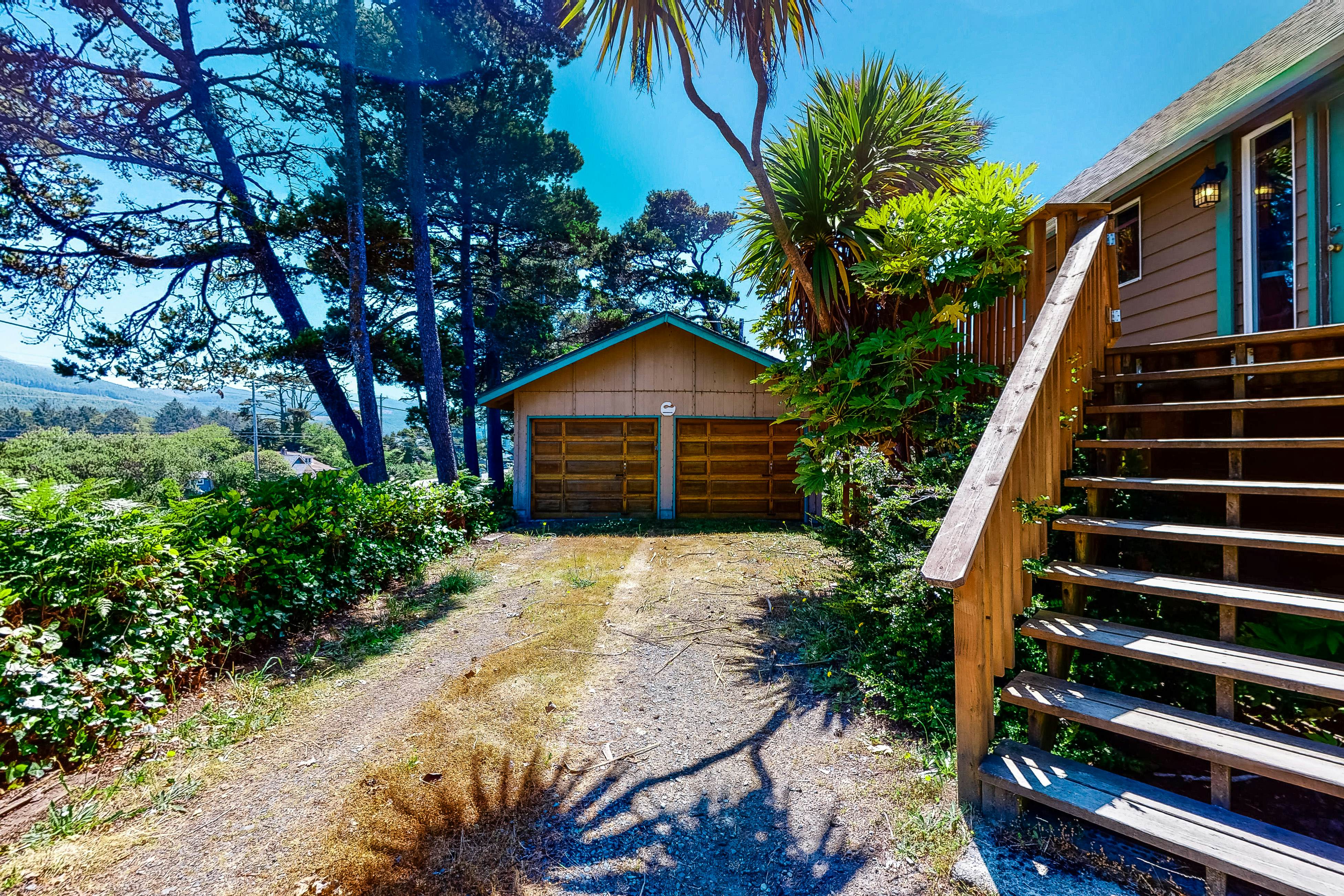 Home near the ocean with beach access, washer/dryer, decks - two dogs welcome
