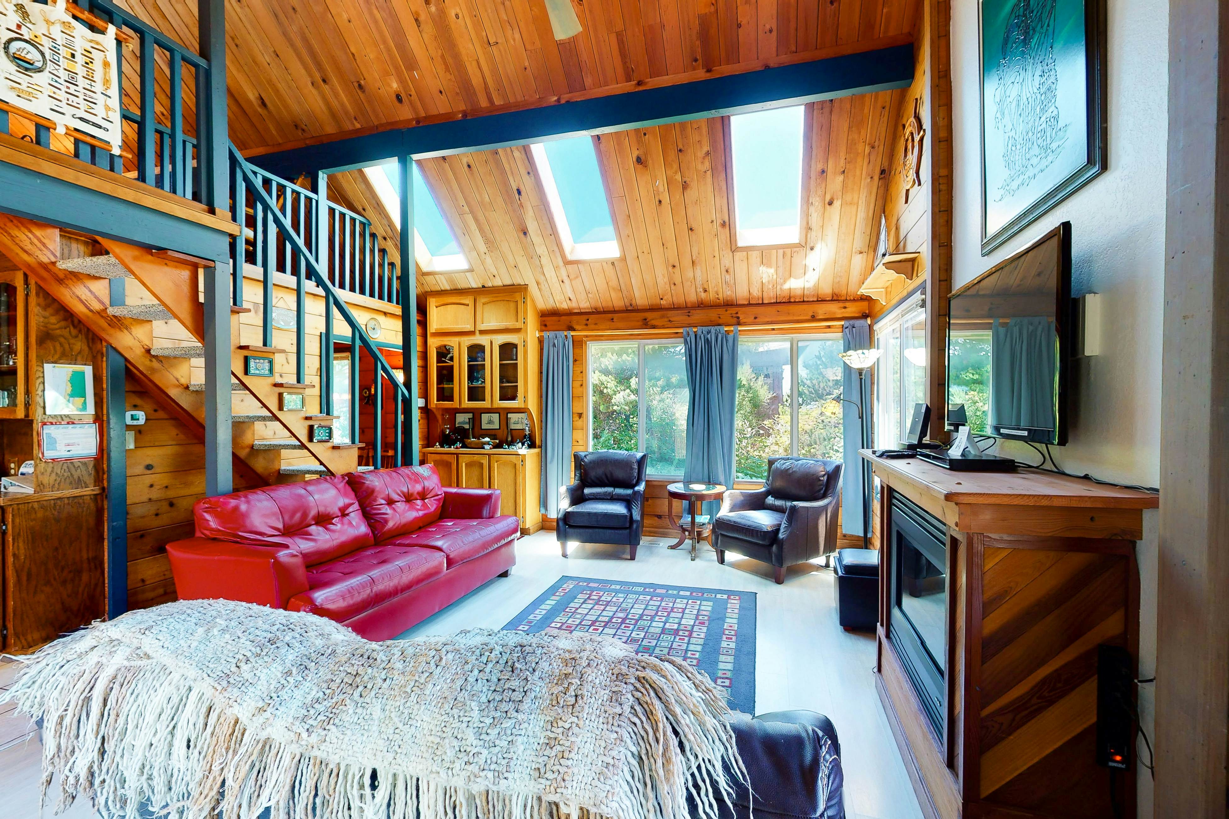 Home near the ocean with beach access, washer/dryer, decks - two dogs welcome