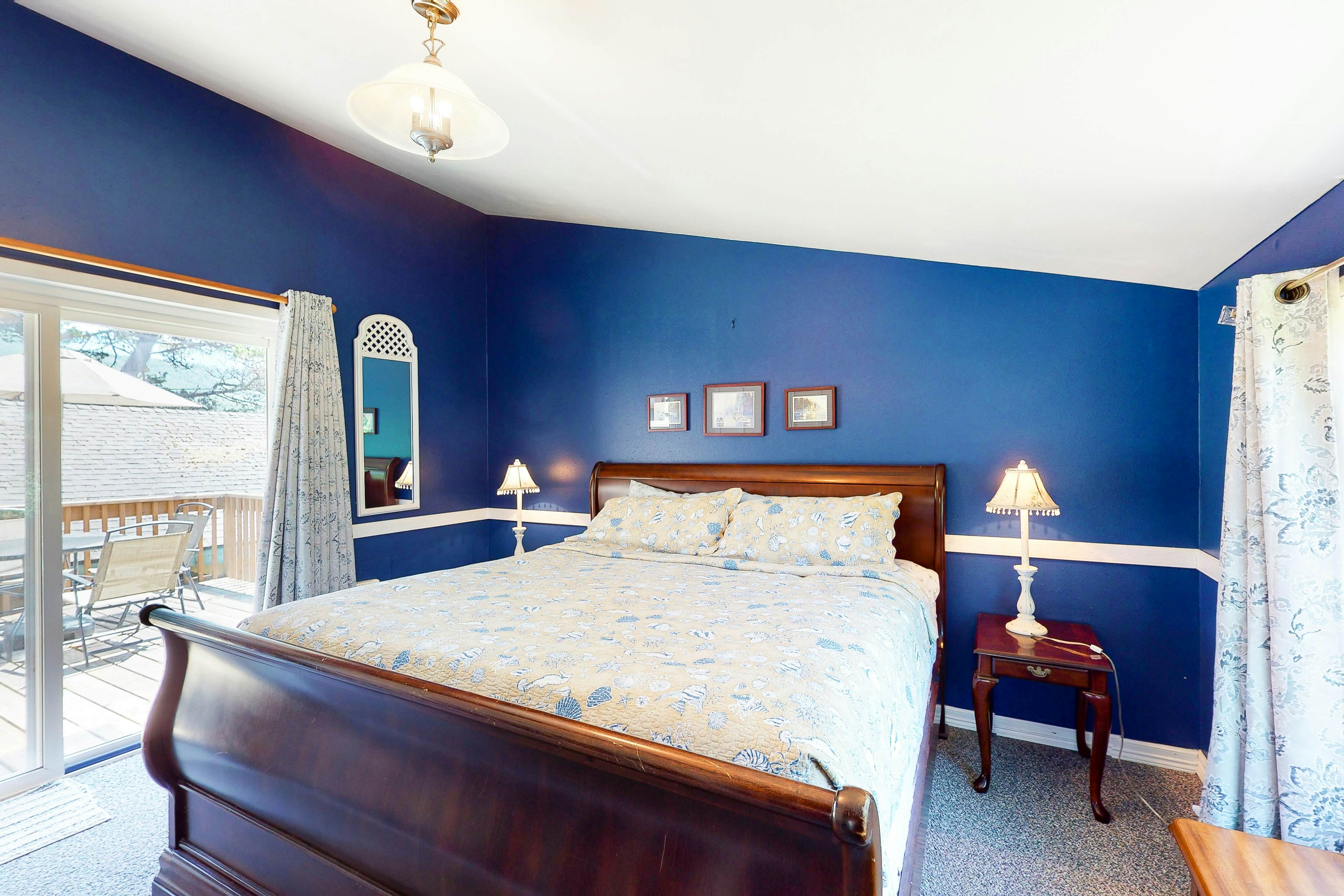 Home near the ocean with beach access, washer/dryer, decks - two dogs welcome