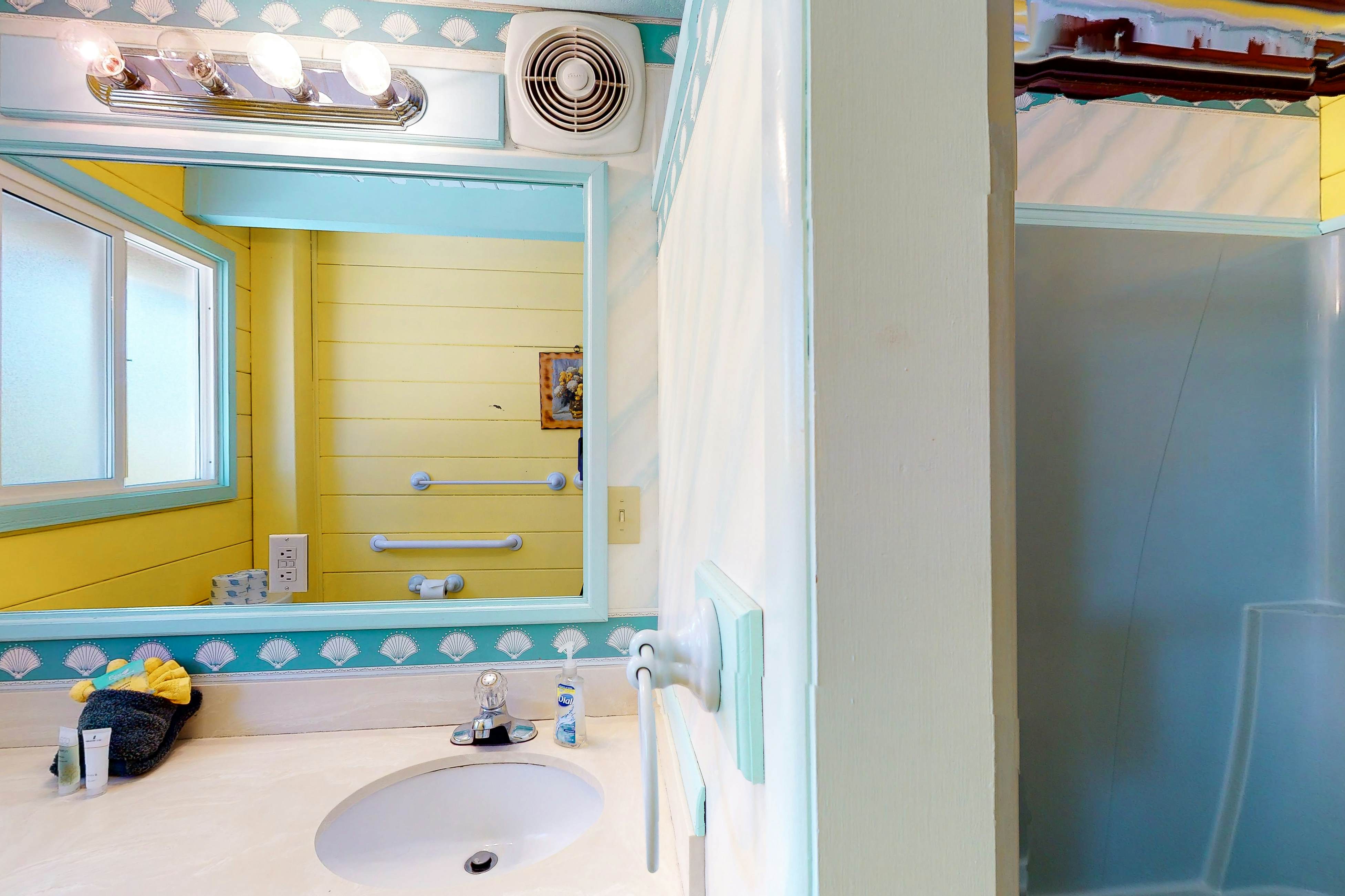 Home near the ocean with beach access, washer/dryer, decks - two dogs welcome