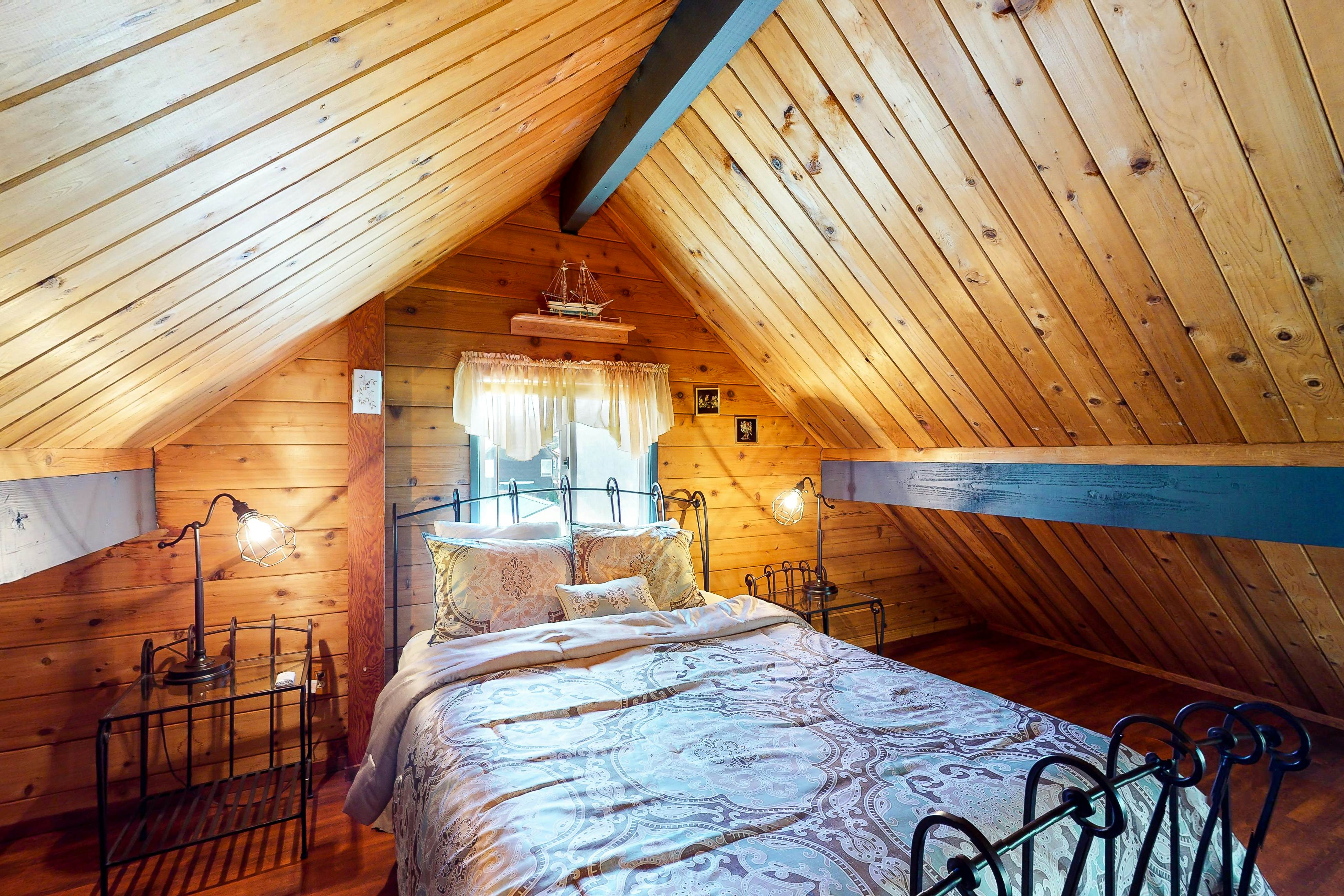 Home near the ocean with beach access, washer/dryer, decks - two dogs welcome