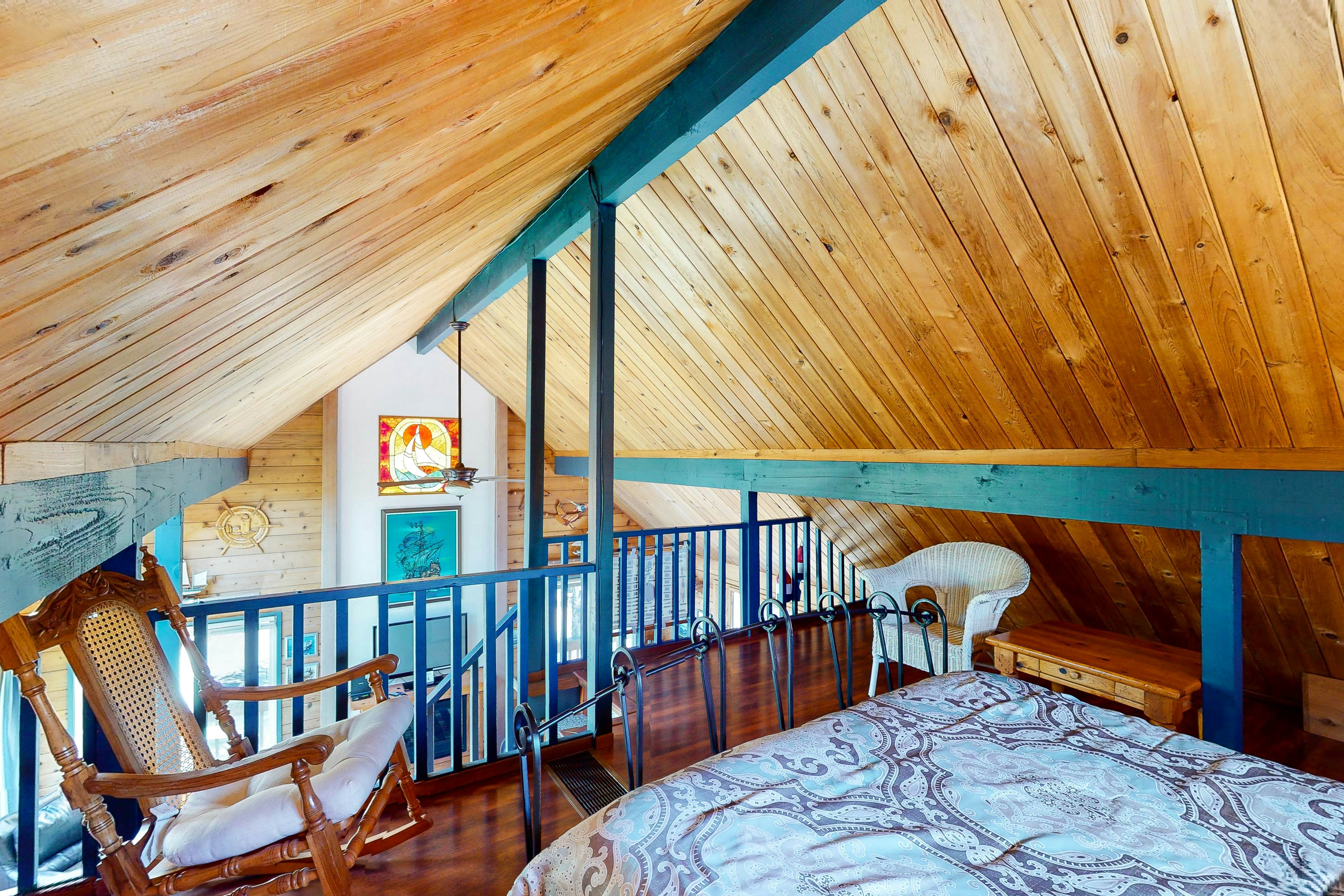 Home near the ocean with beach access, washer/dryer, decks - two dogs welcome