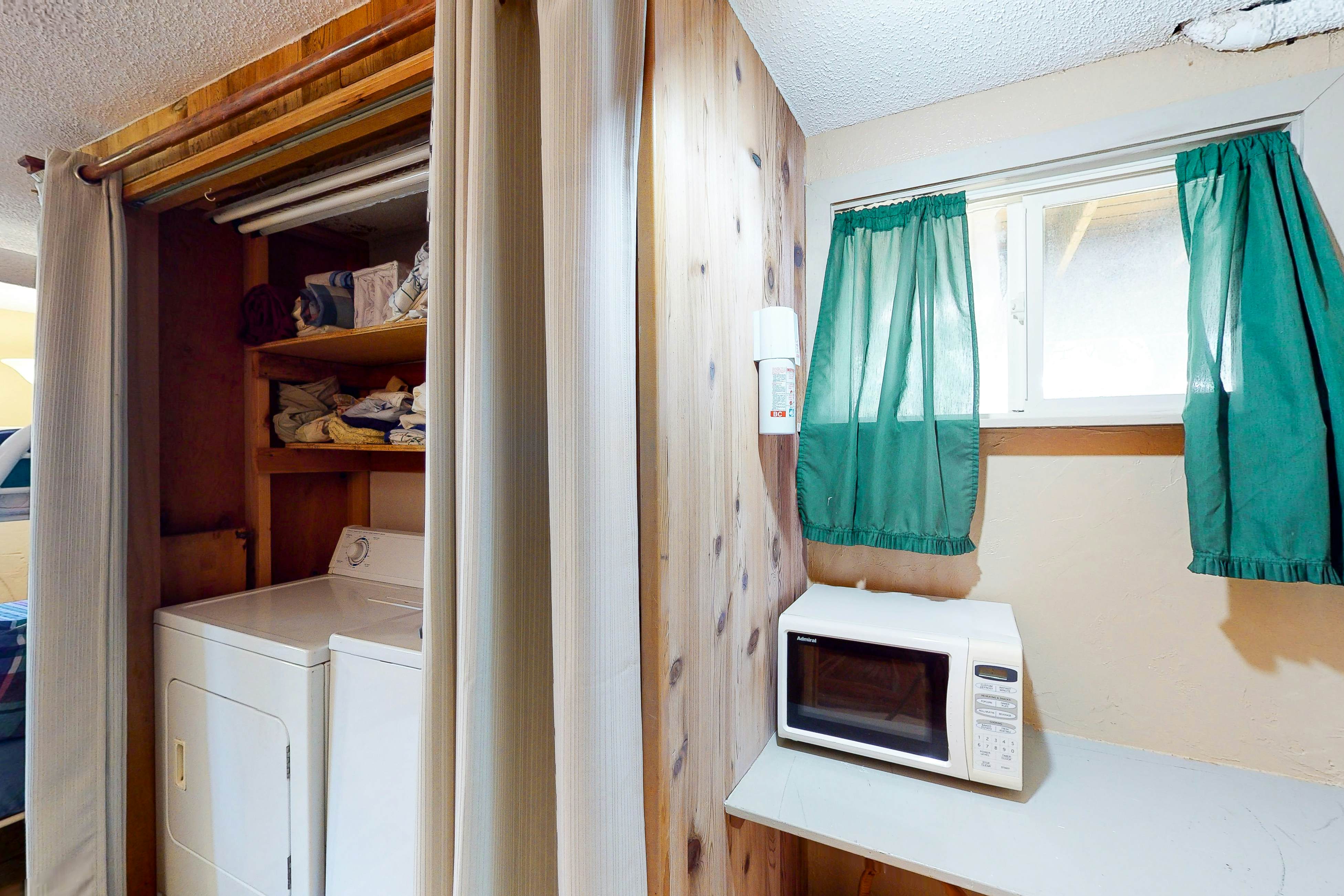 Home near the ocean with beach access, washer/dryer, decks - two dogs welcome