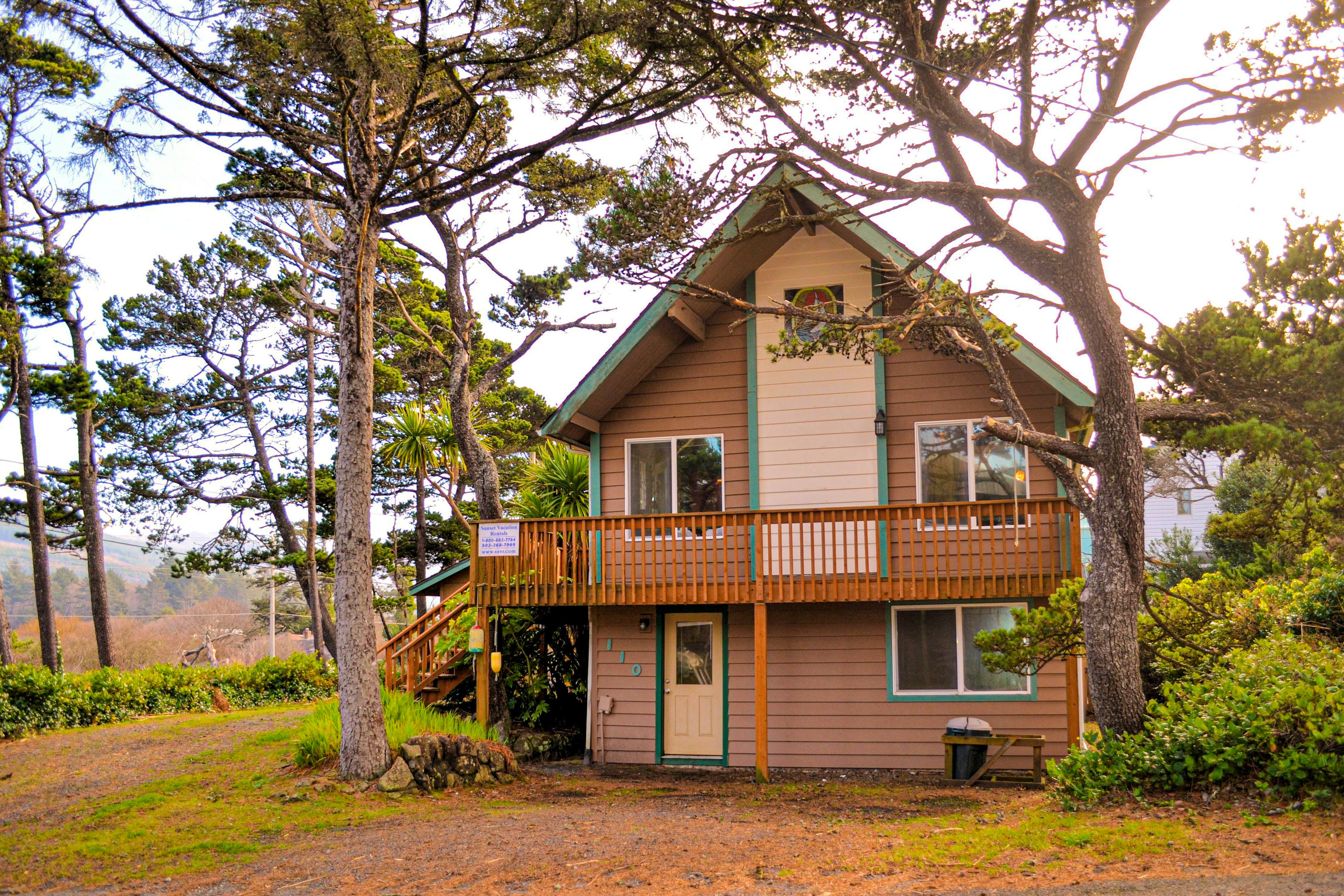 Home near the ocean with beach access, washer/dryer, decks - two dogs welcome