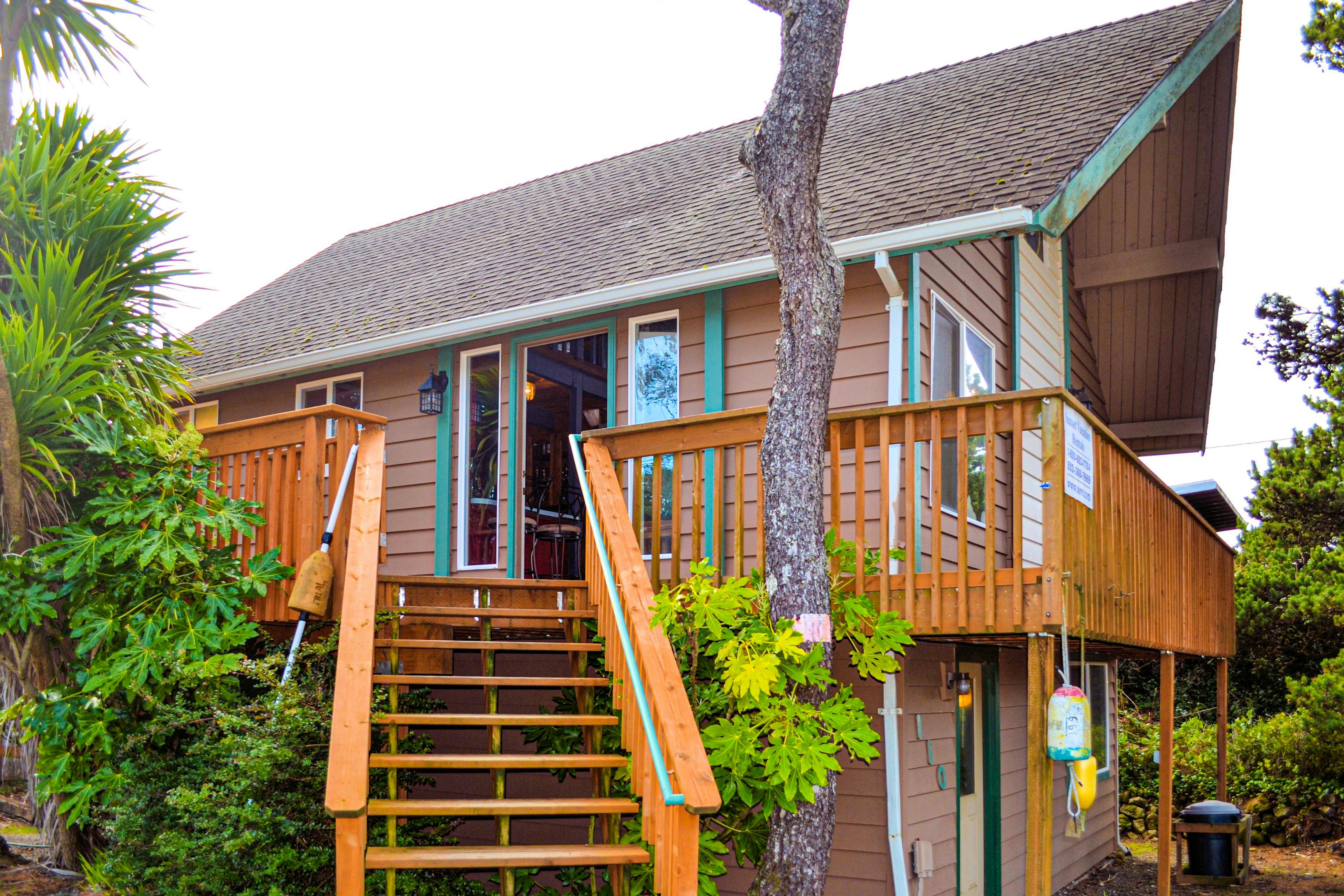 Home near the ocean with beach access, washer/dryer, decks - two dogs welcome