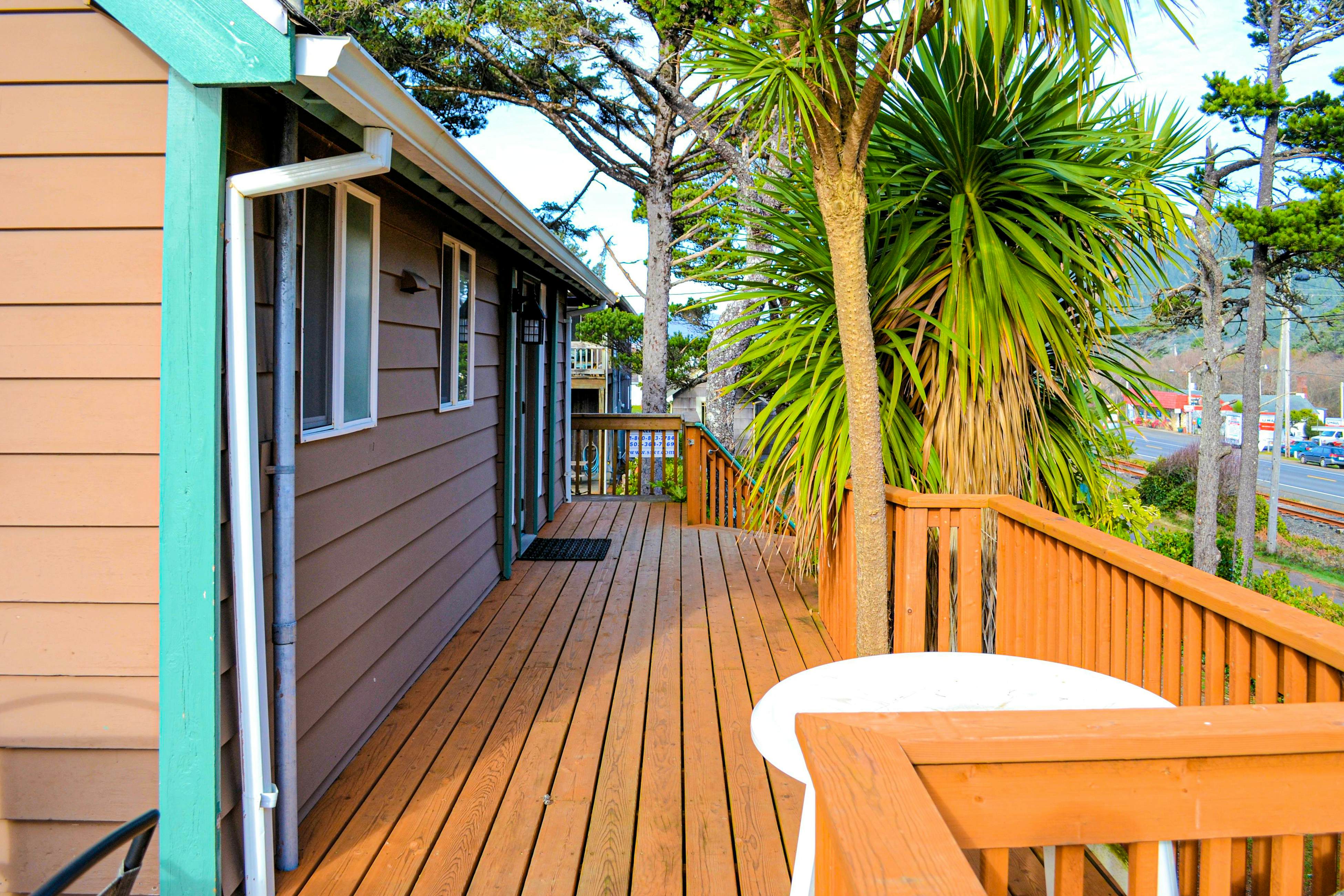 Home near the ocean with beach access, washer/dryer, decks - two dogs welcome