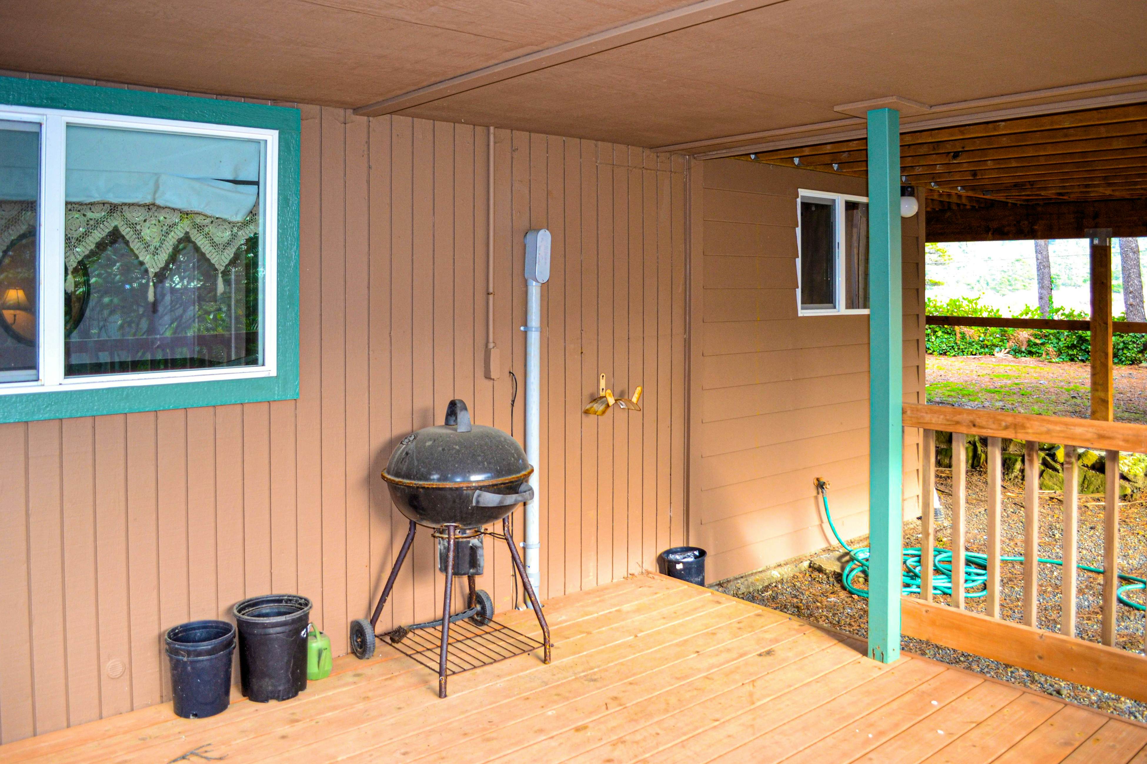 Home near the ocean with beach access, washer/dryer, decks - two dogs welcome