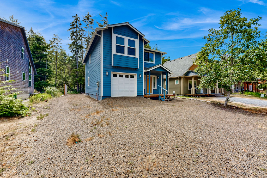 Open concept Home with Deck Fire pit WIFI and Near Trails and Beach