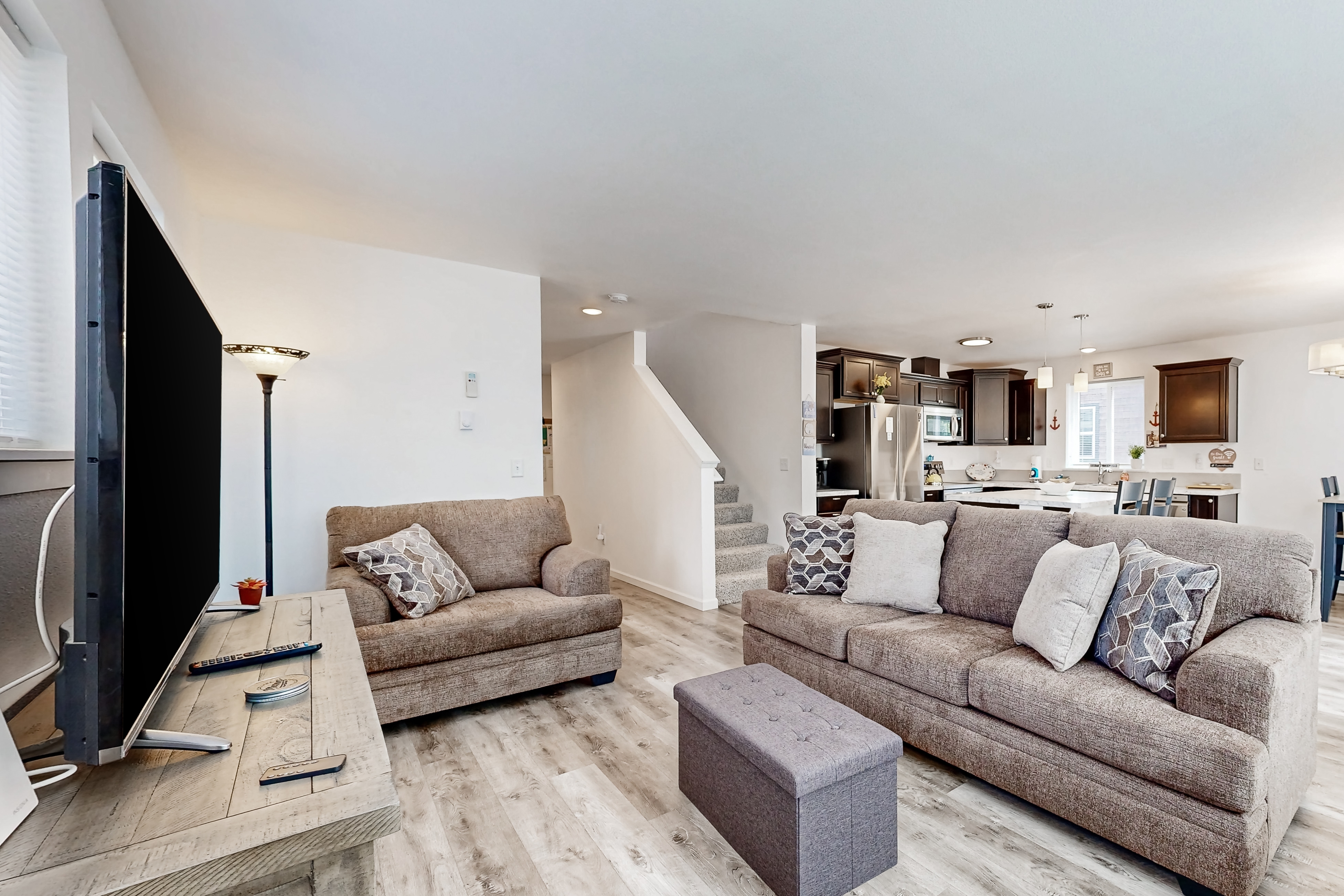 Open concept Home with Deck Fire pit WIFI and Near Trails and Beach