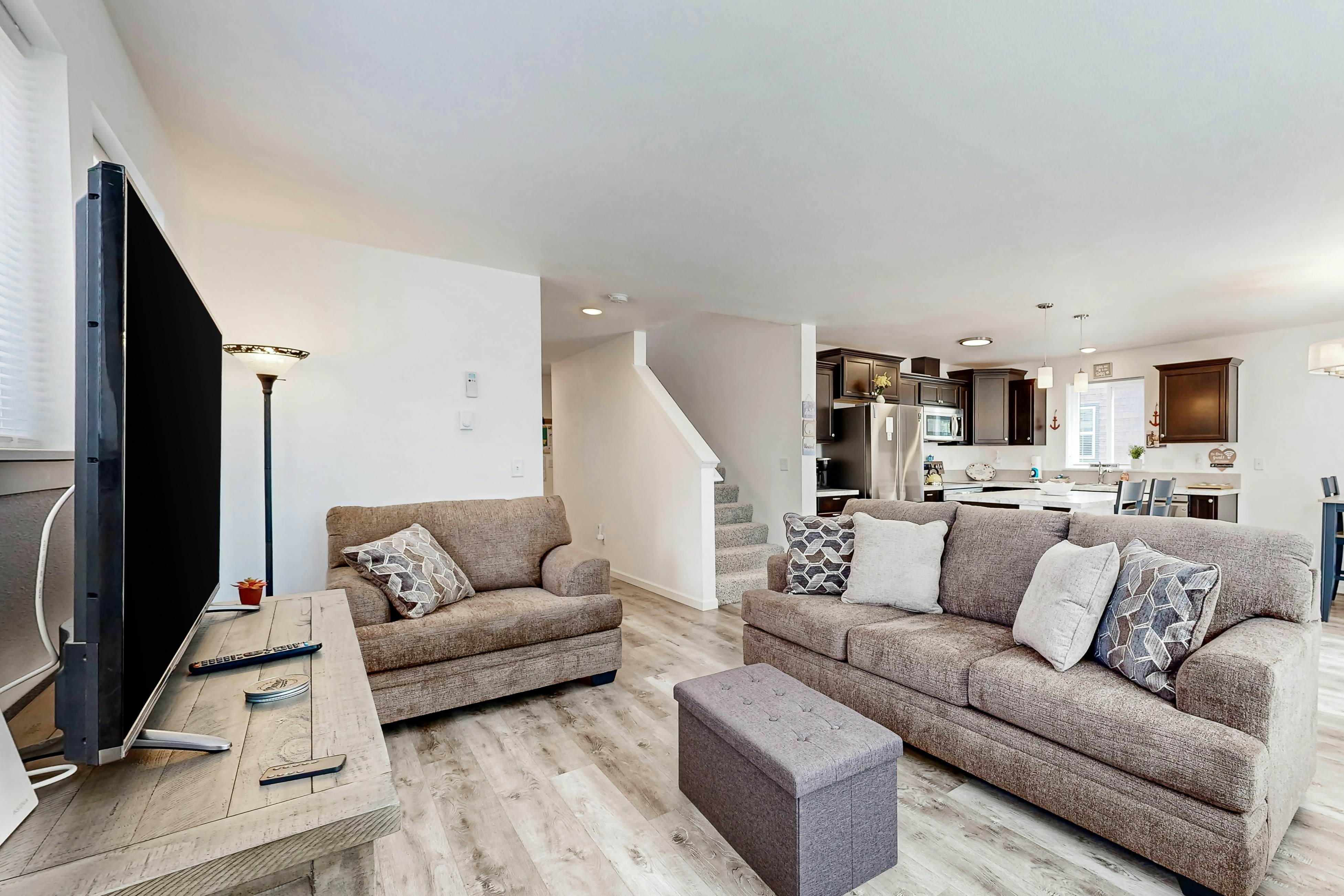 Open-concept Home with Deck, Fire pit, WIFI & Near Trails & Beach