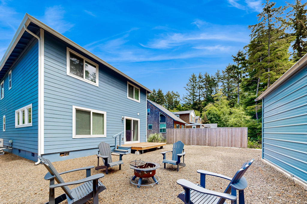 Open concept Home with Deck Fire pit WIFI and Near Trails and Beach