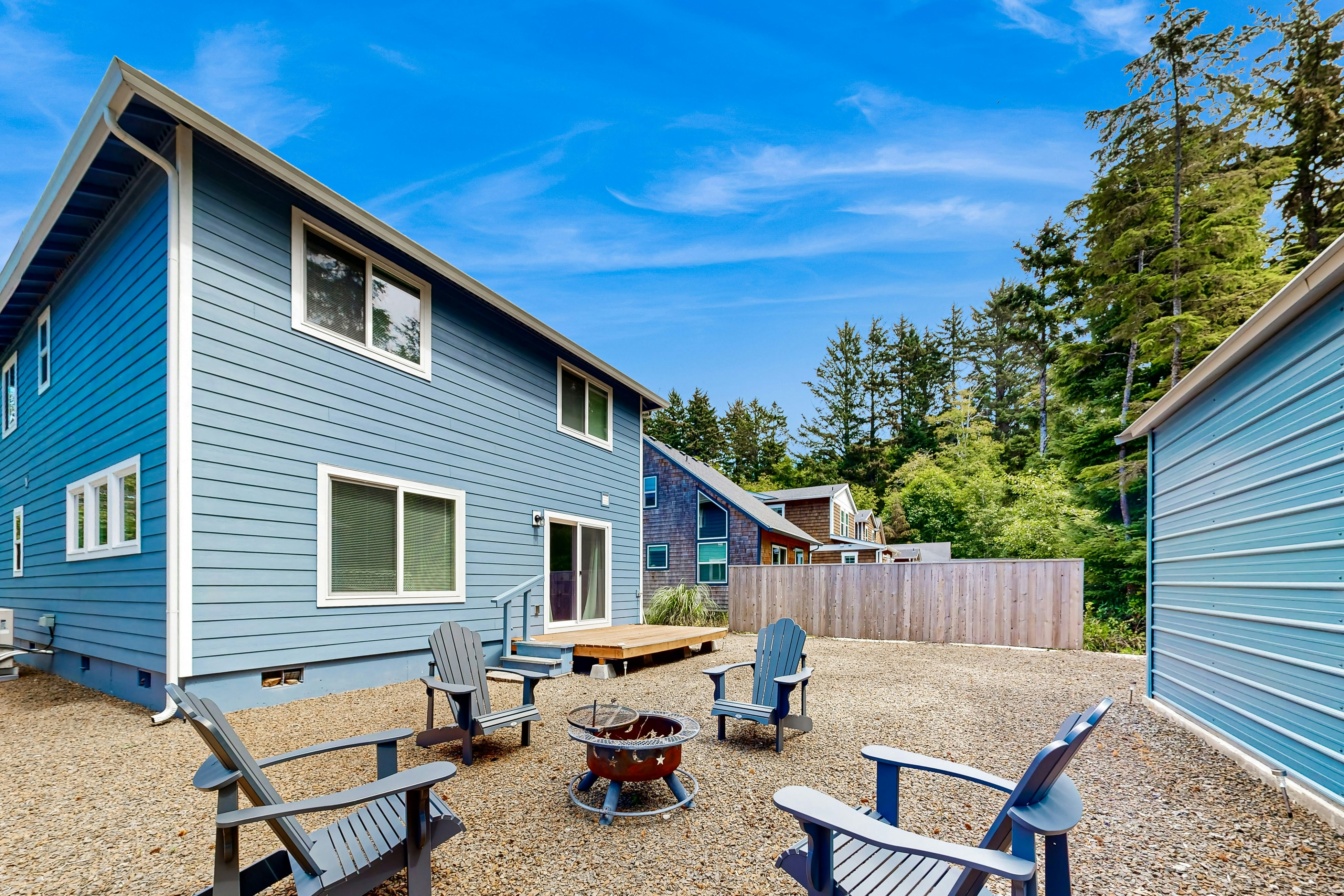 Open concept Home with Deck Fire pit WIFI and Near Trails and Beach