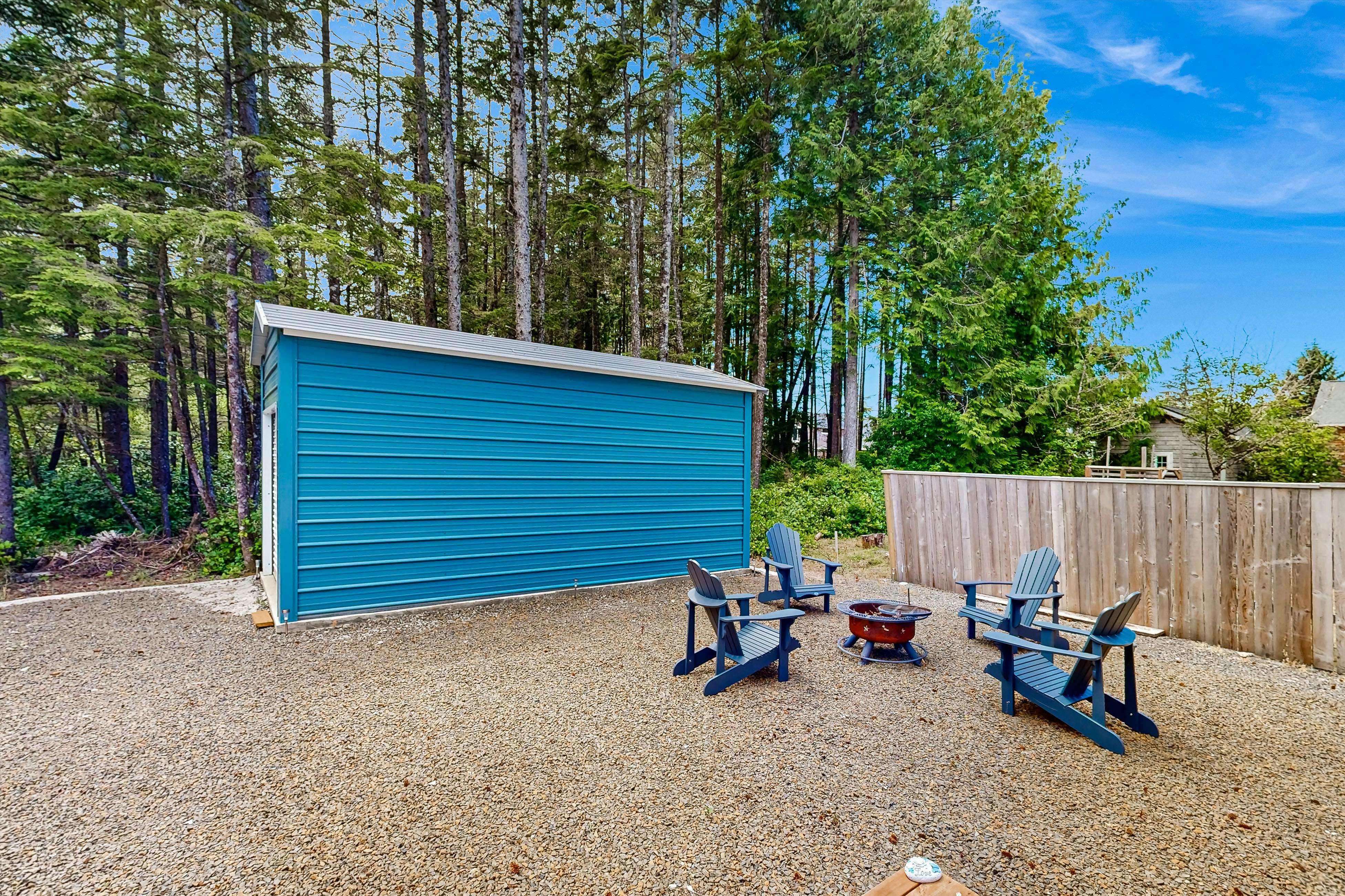 Open-concept Home with Deck, Fire pit, WIFI & Near Trails & Beach