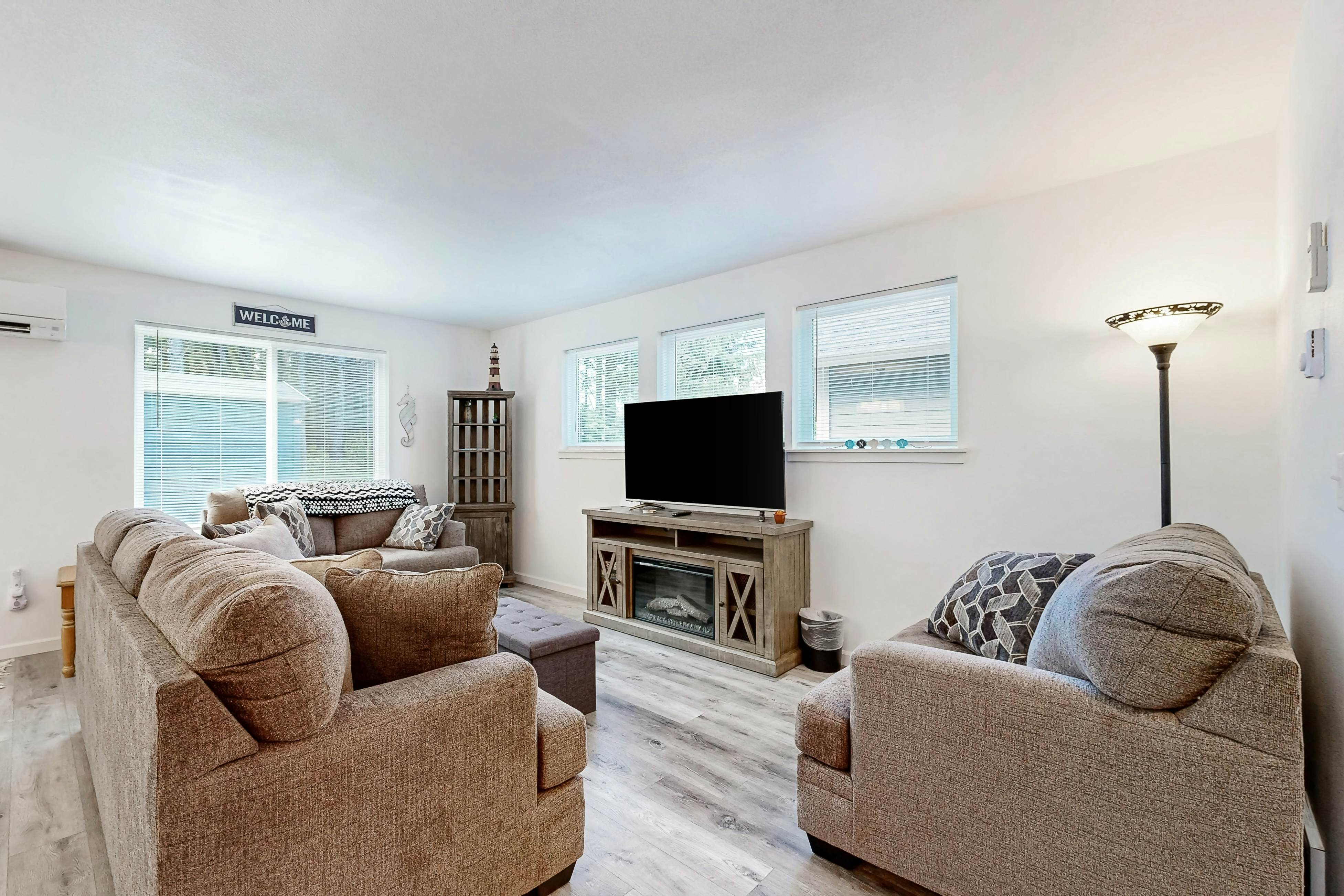 Open-concept Home with Deck, Fire pit, WIFI & Near Trails & Beach