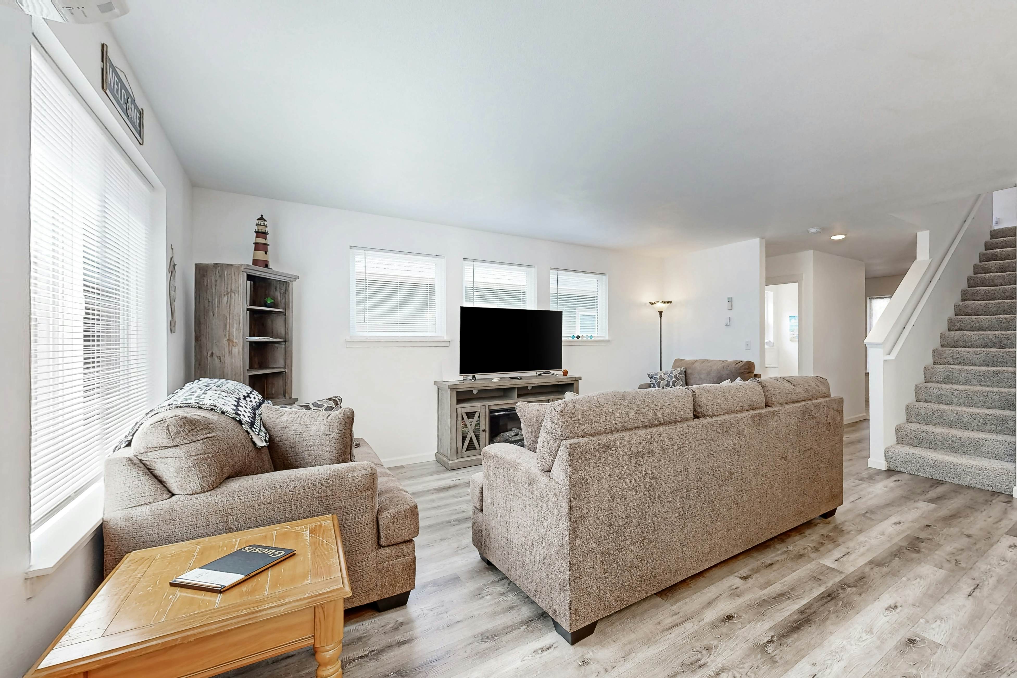 Open-concept Home with Deck, Fire pit, WIFI & Near Trails & Beach