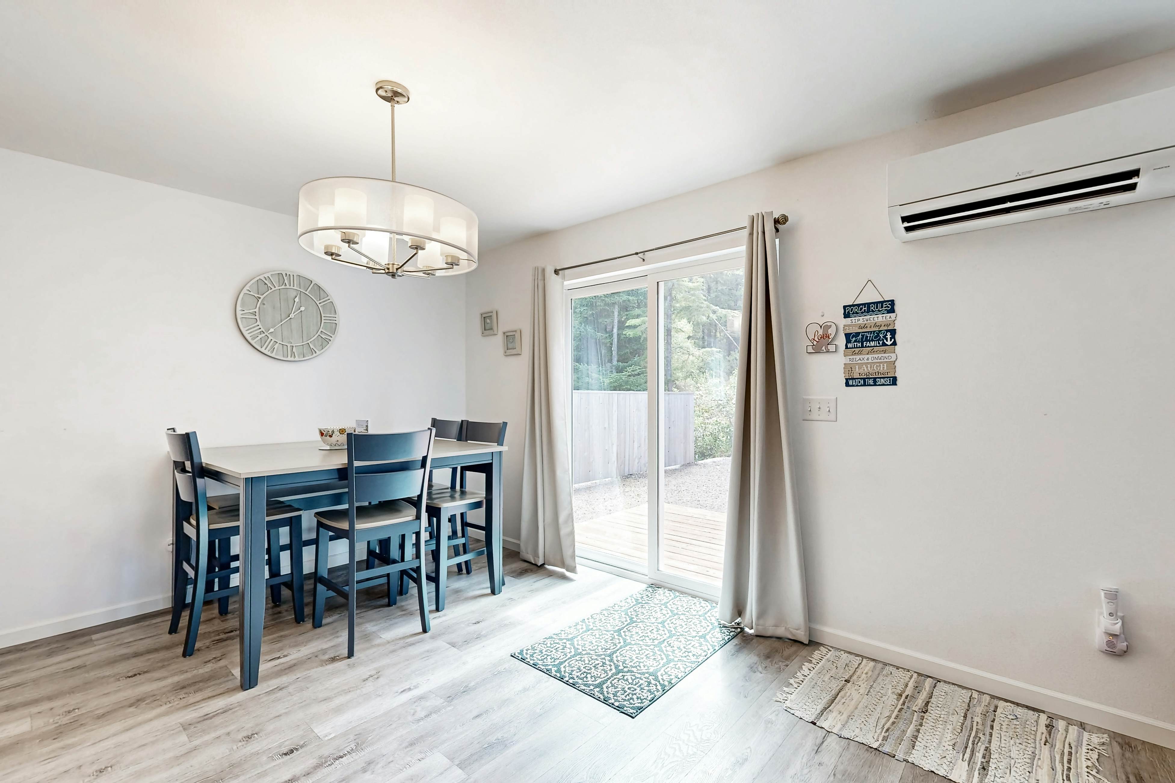 Open-concept Home with Deck, Fire pit, WIFI & Near Trails & Beach