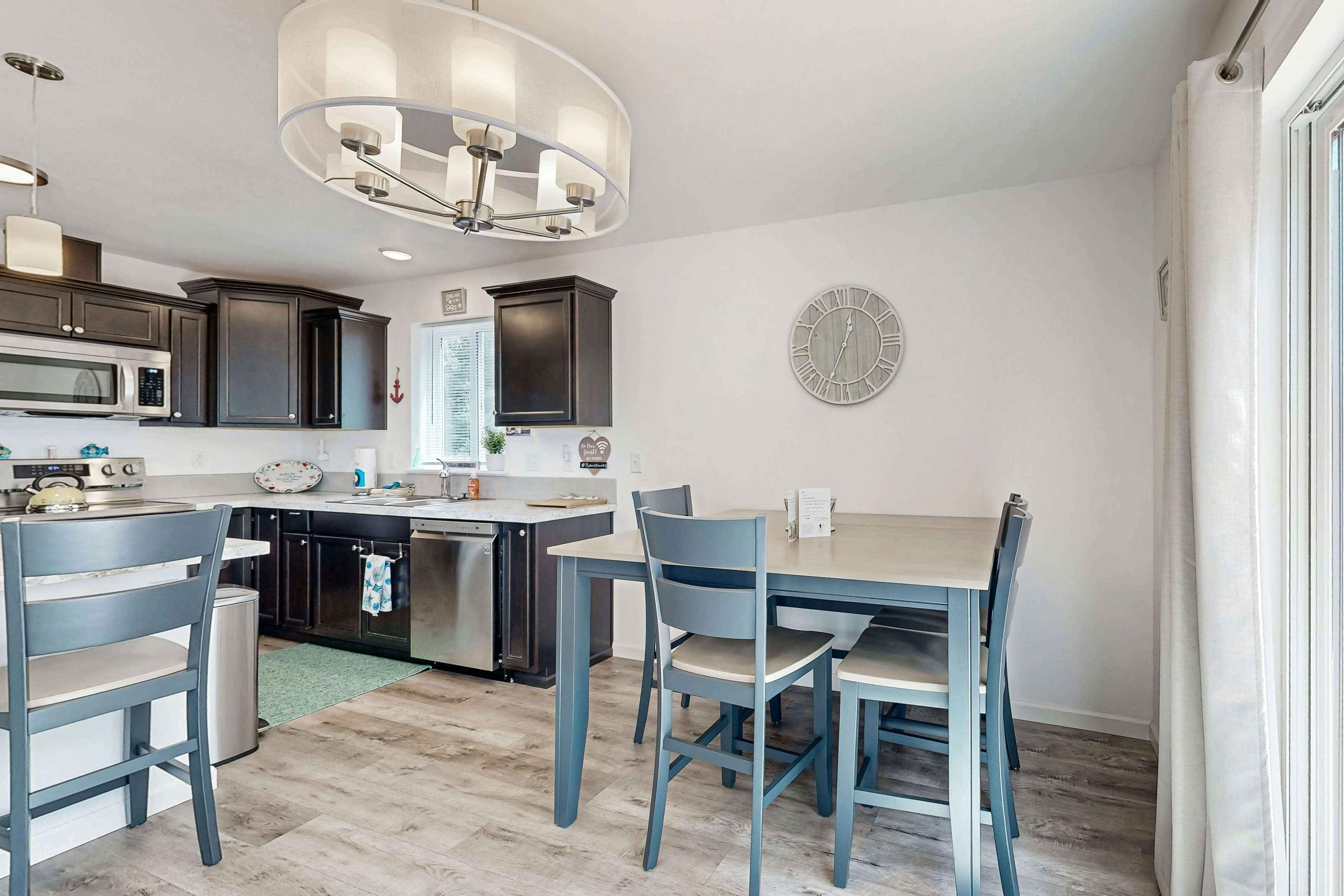 Open-concept Home with Deck, Fire pit, WIFI & Near Trails & Beach