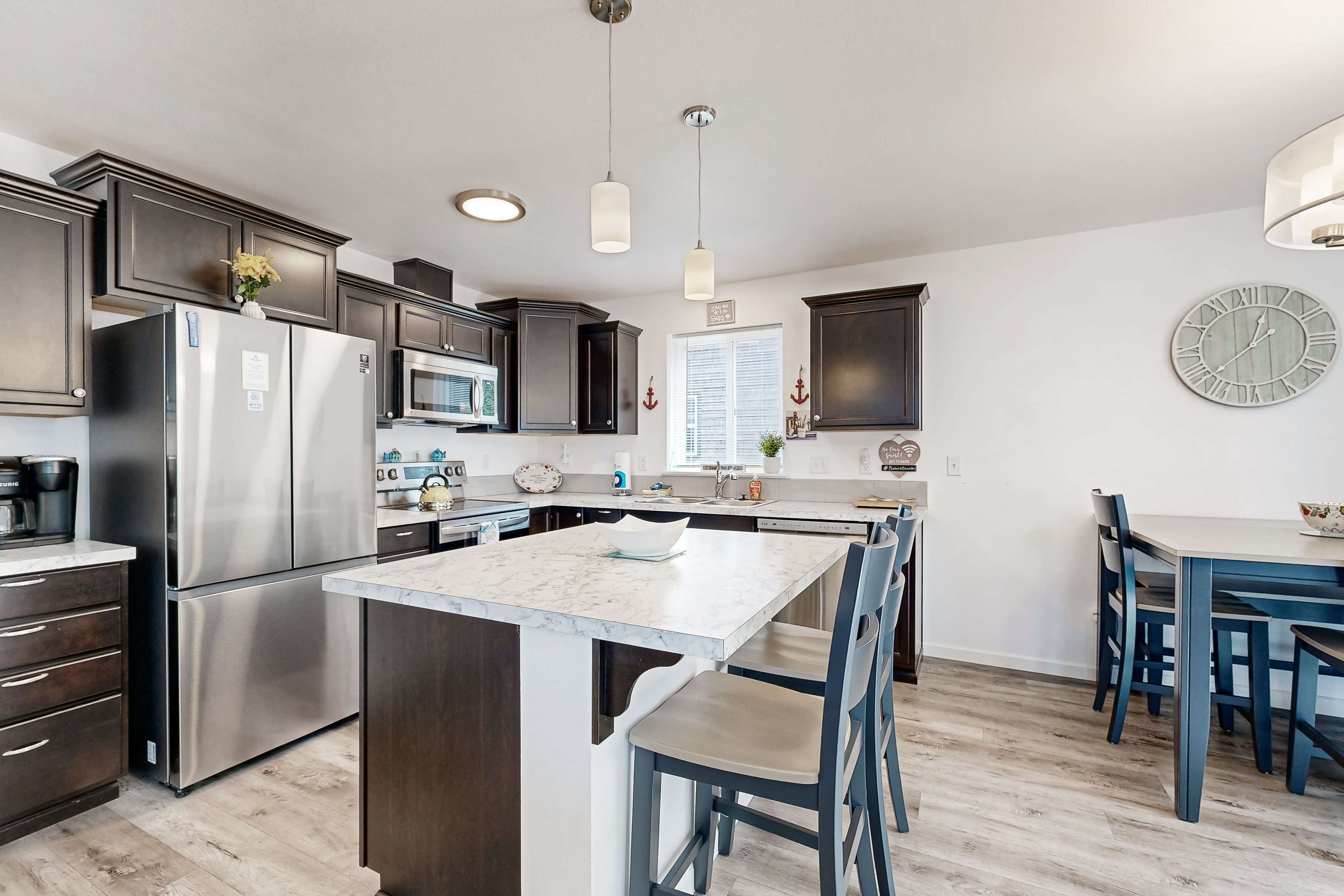 Open concept Home with Deck Fire pit WIFI and Near Trails and Beach