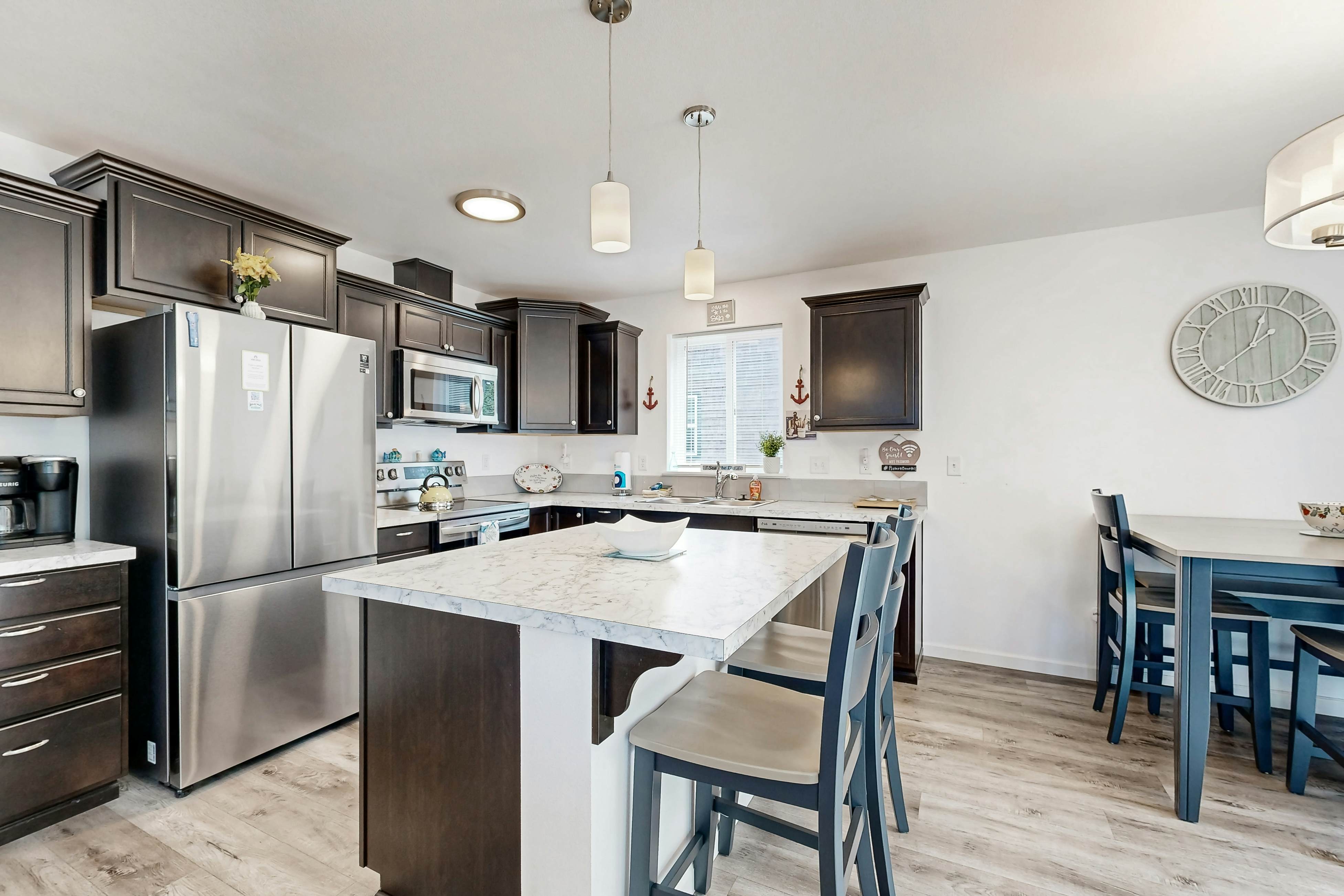 Open-concept Home with Deck, Fire pit, WIFI & Near Trails & Beach