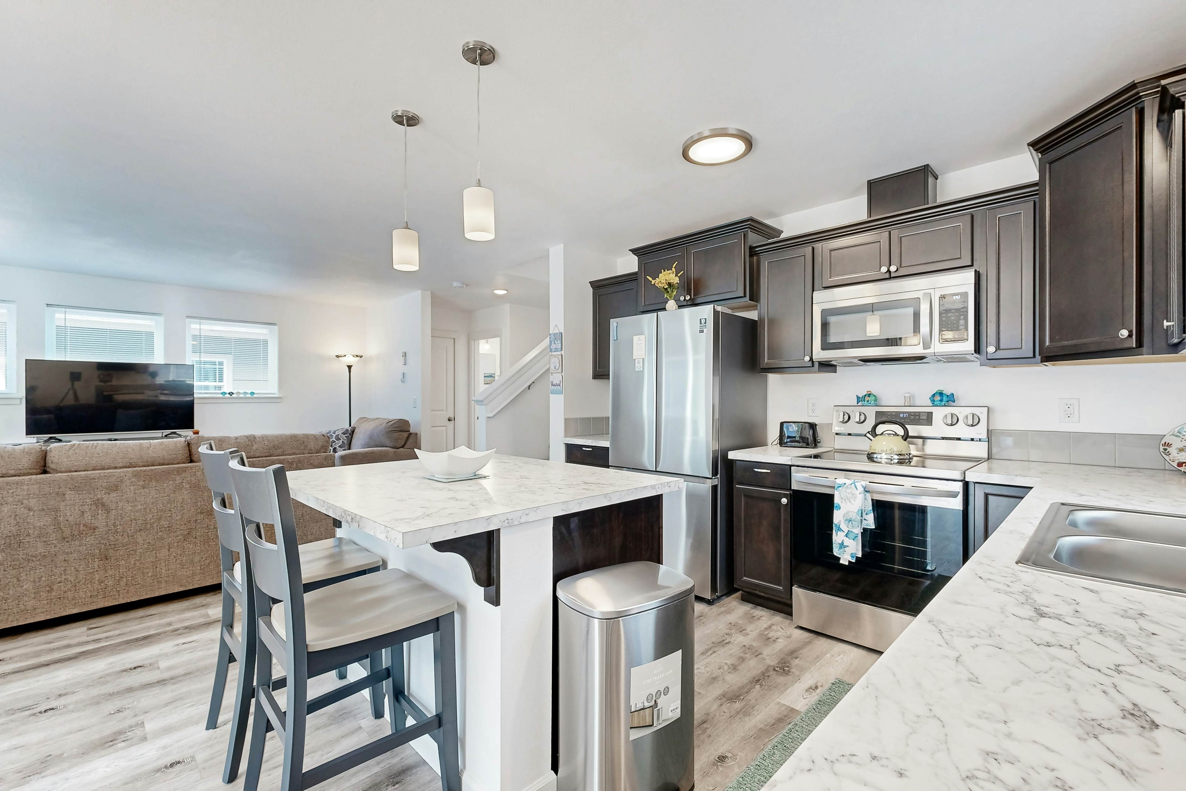 Open-concept Home with Deck, Fire pit, WIFI & Near Trails & Beach