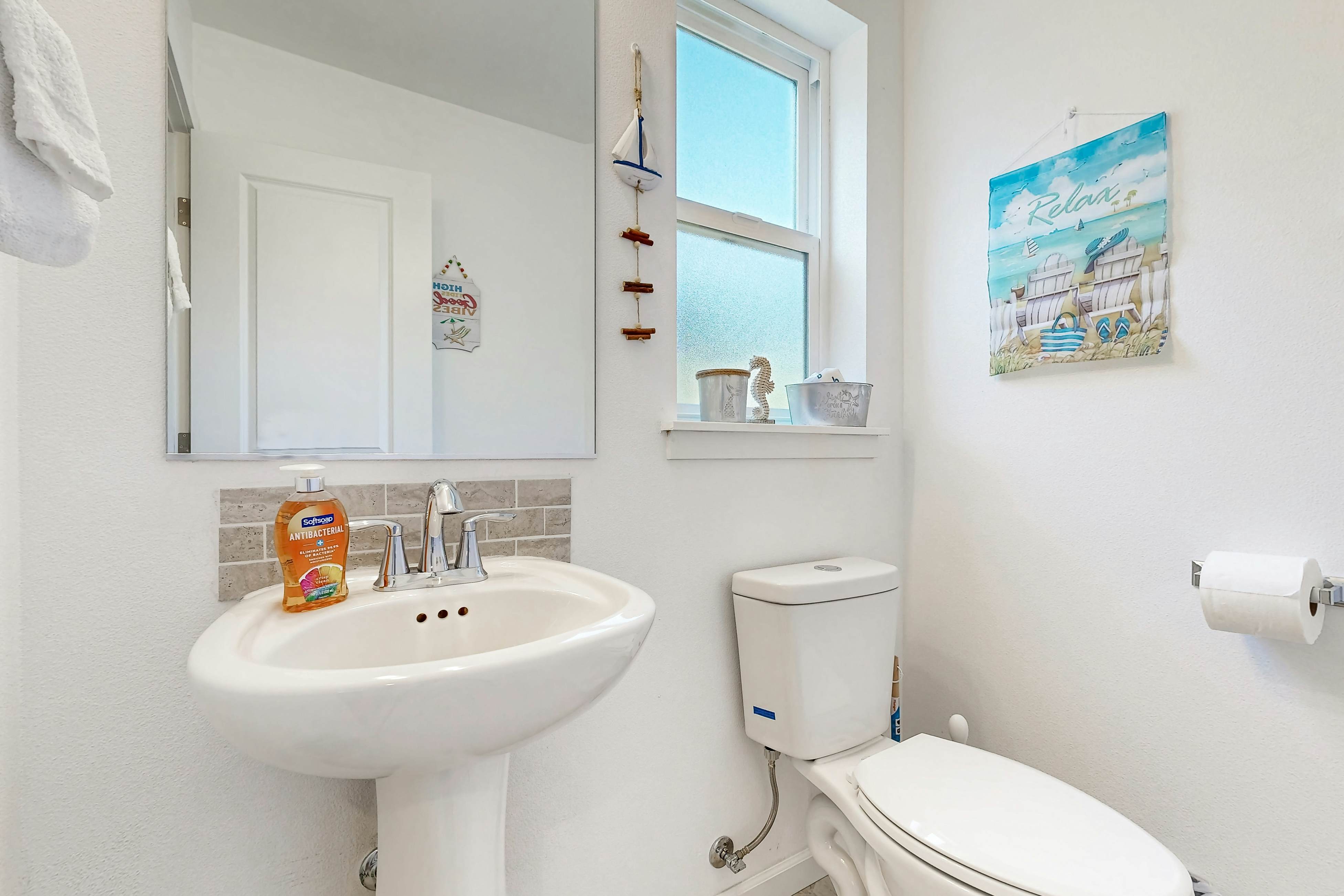 Open-concept Home with Deck, Fire pit, WIFI & Near Trails & Beach