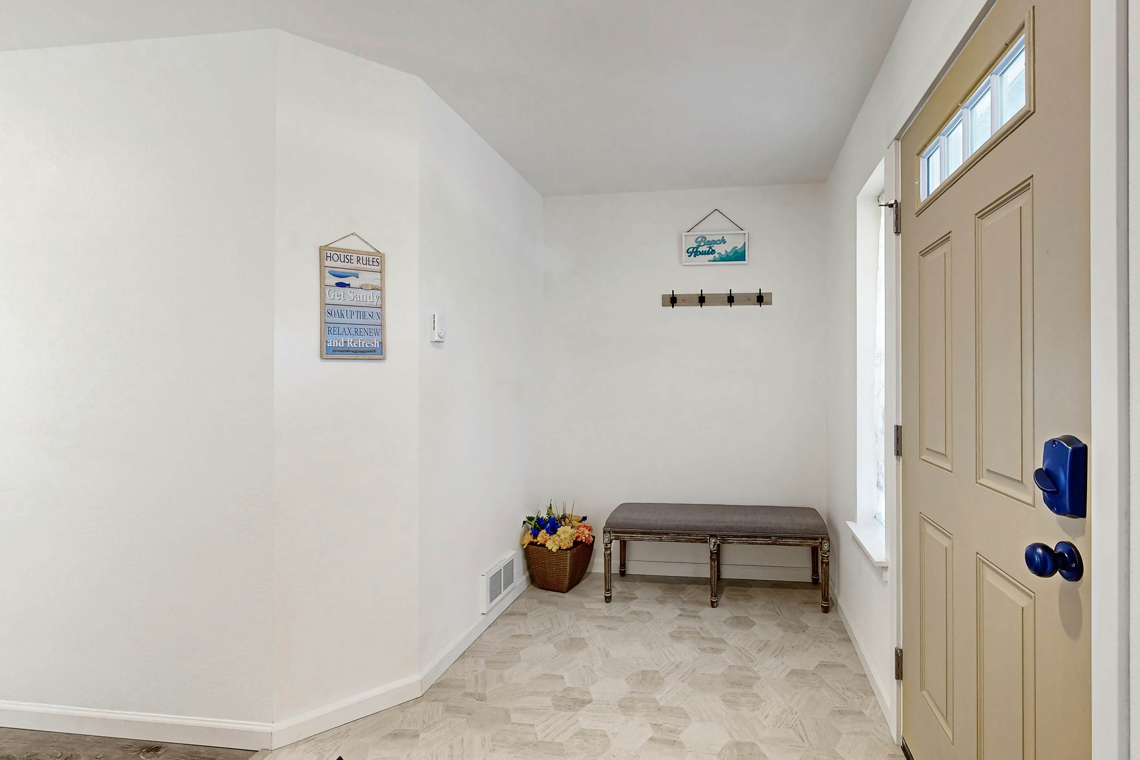 Open-concept Home with Deck, Fire pit, WIFI & Near Trails & Beach