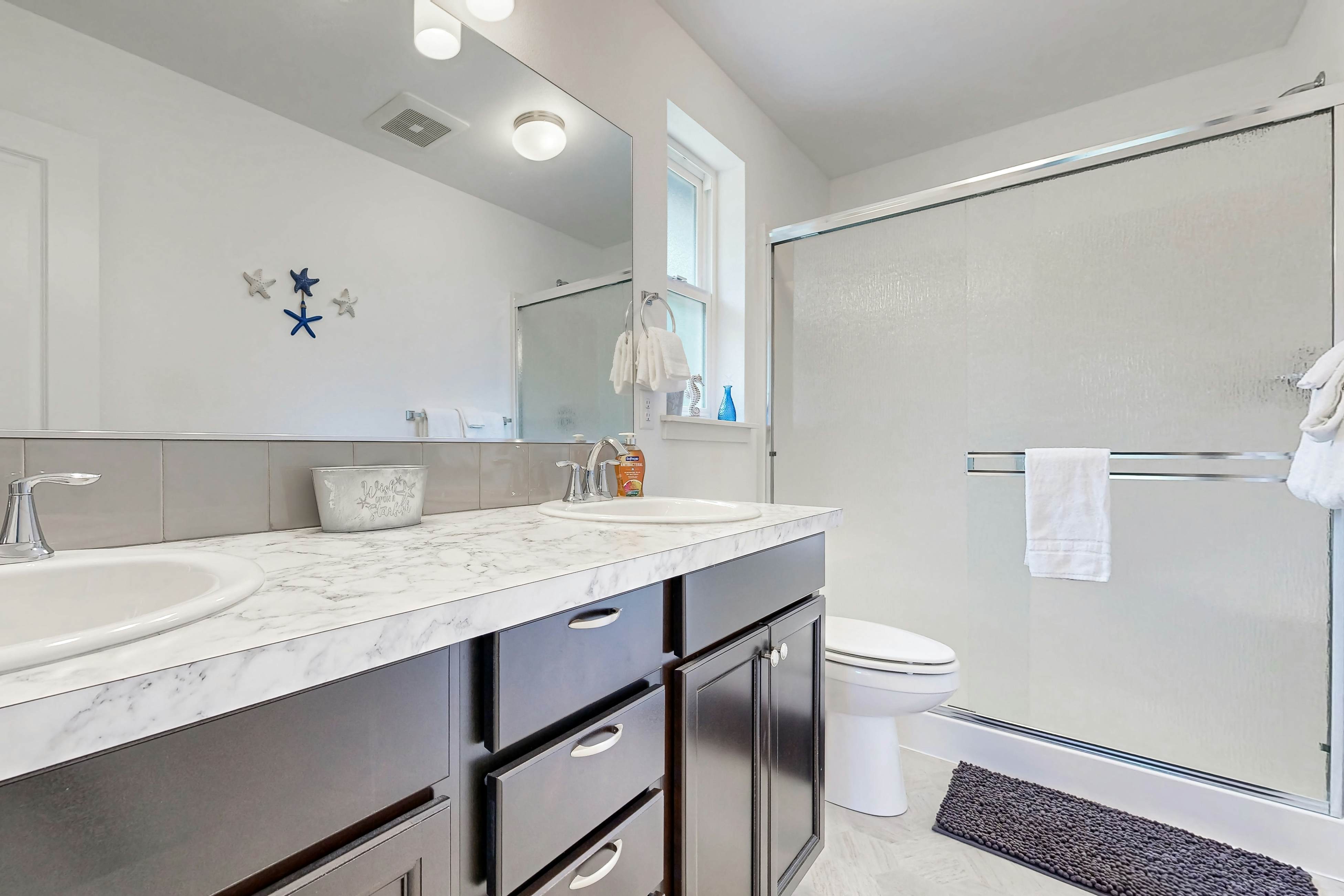 Open-concept Home with Deck, Fire pit, WIFI & Near Trails & Beach