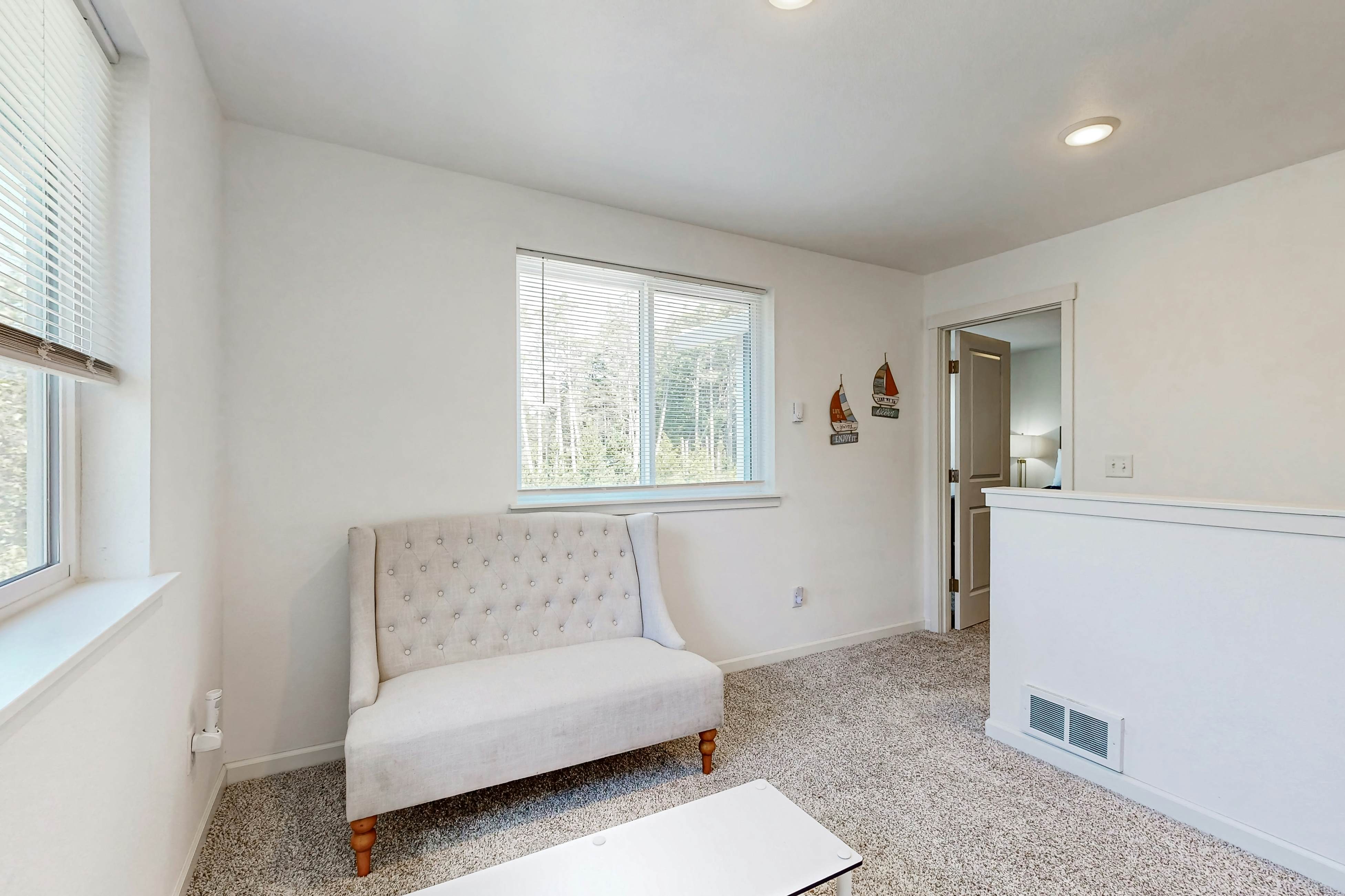 Open-concept Home with Deck, Fire pit, WIFI & Near Trails & Beach