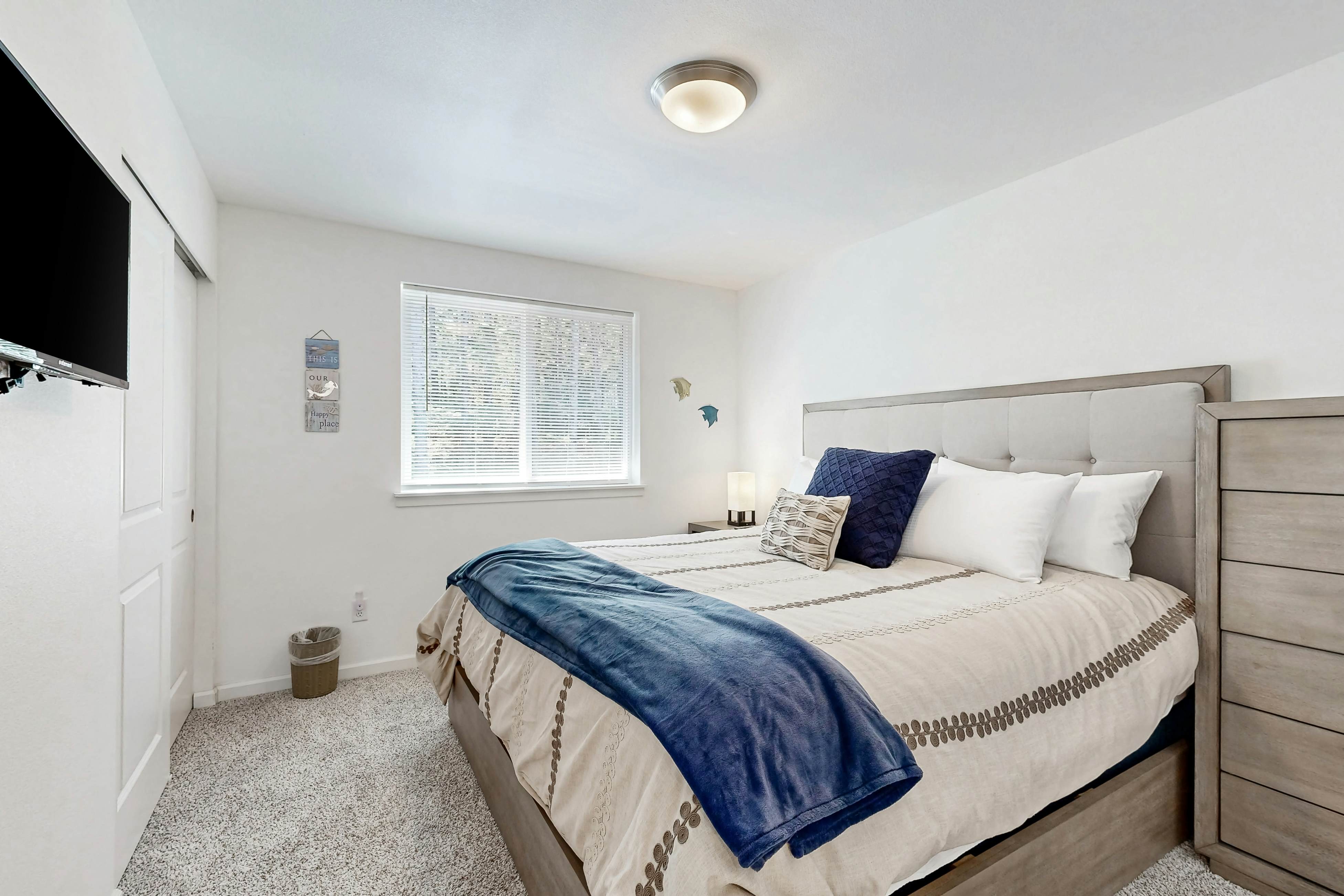 Open-concept Home with Deck, Fire pit, WIFI & Near Trails & Beach