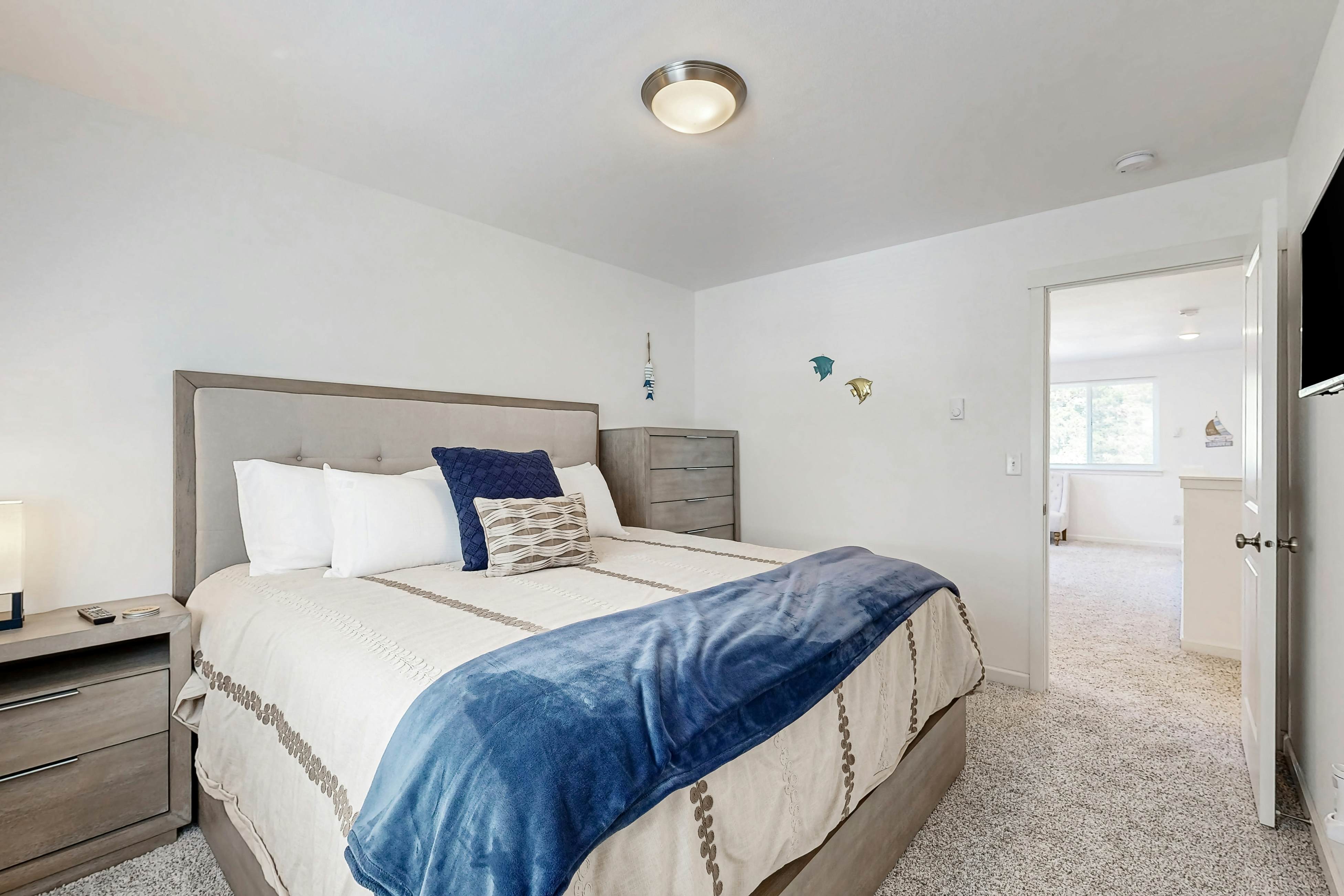 Open-concept Home with Deck, Fire pit, WIFI & Near Trails & Beach