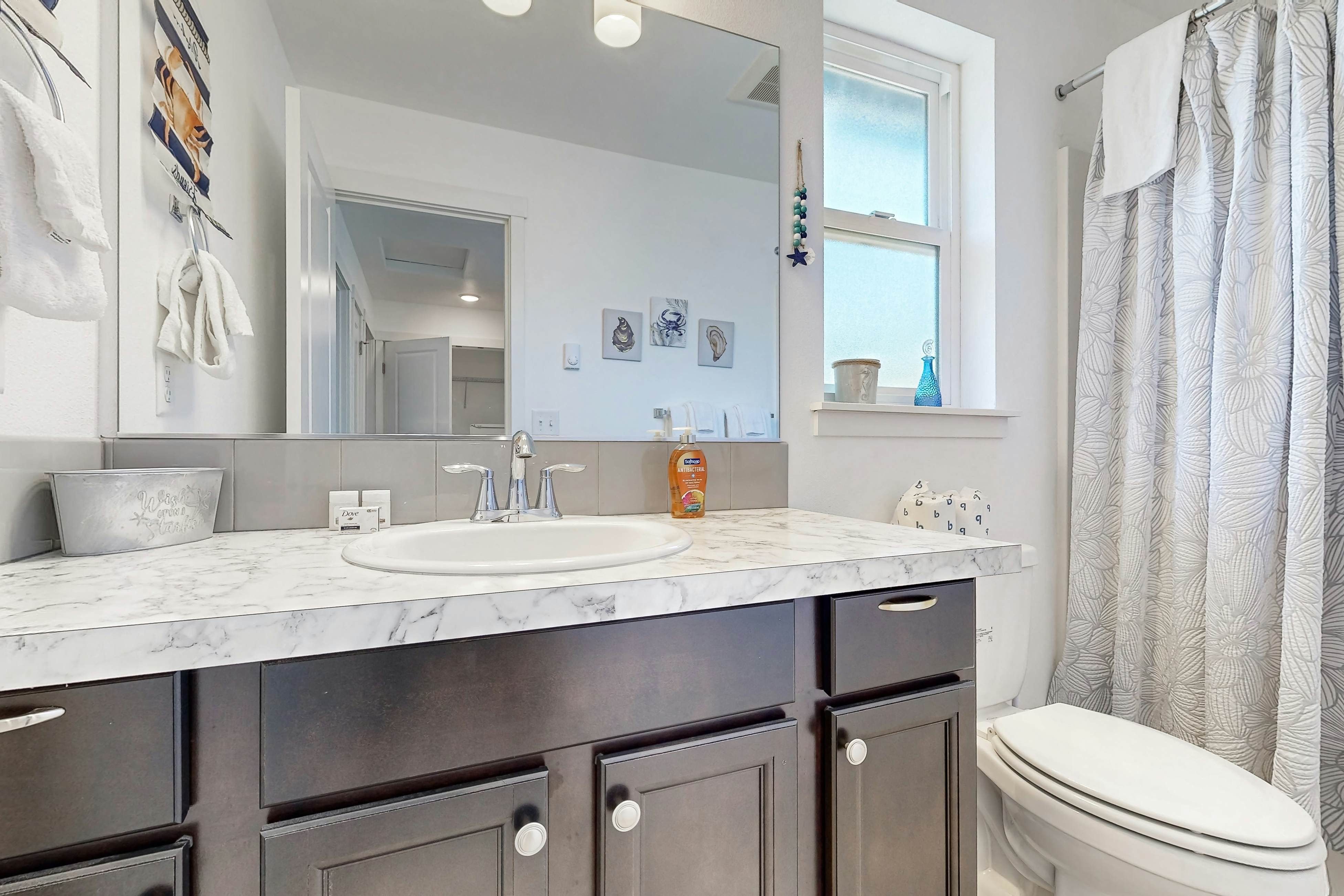 Open-concept Home with Deck, Fire pit, WIFI & Near Trails & Beach