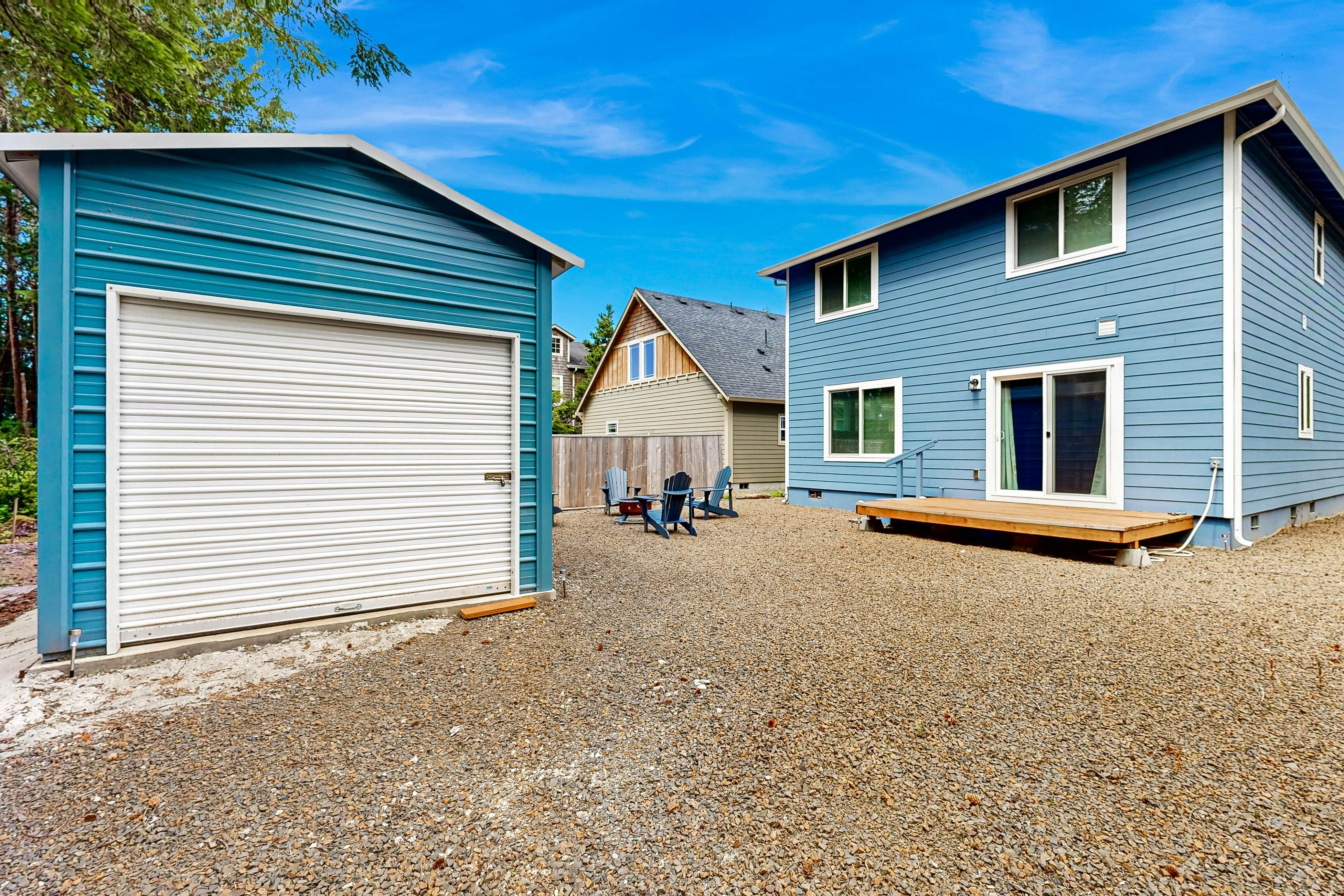 Open-concept Home with Deck, Fire pit, WIFI & Near Trails & Beach