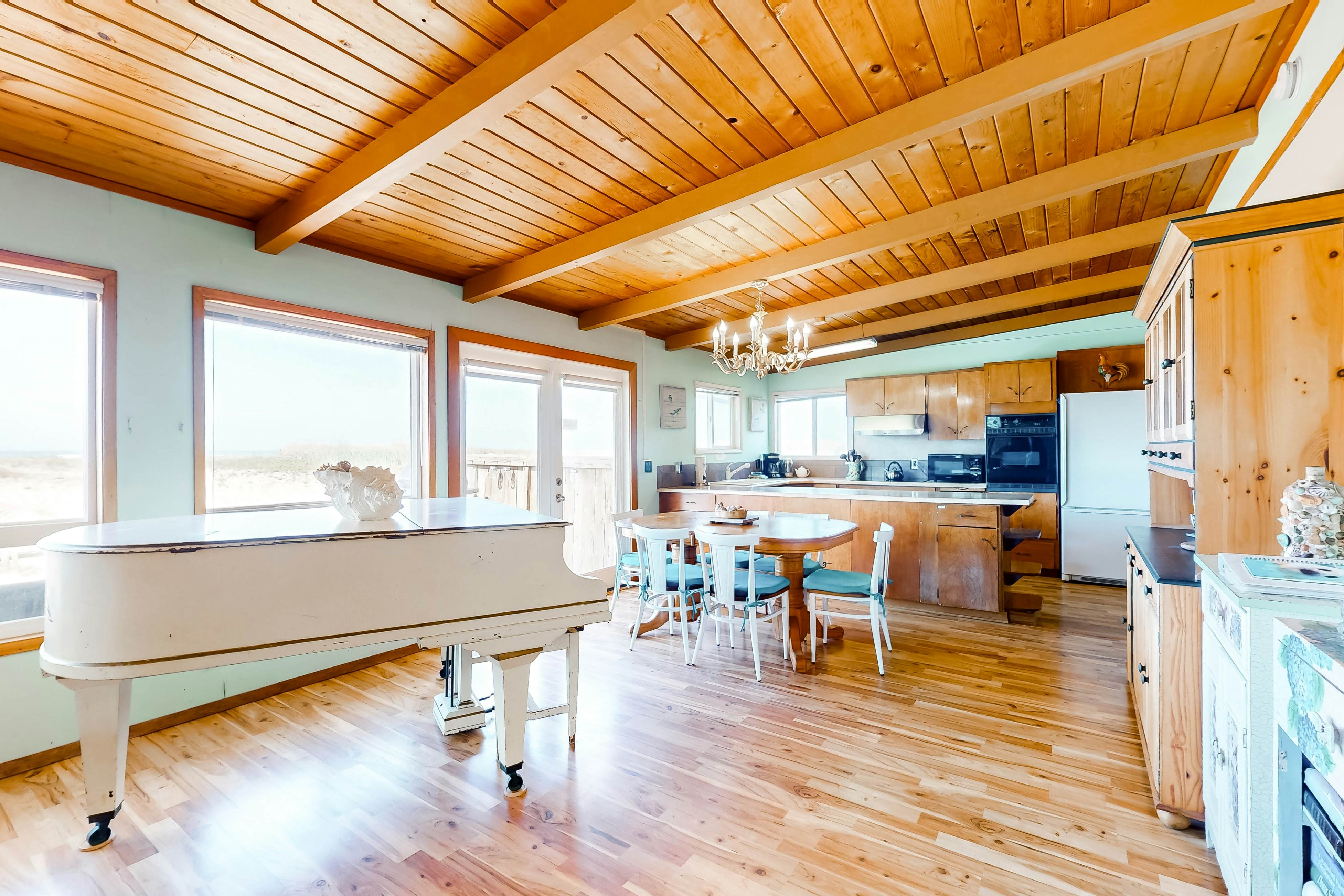 Oceanfront, dog-friendly home with washer/dryer & fireplace