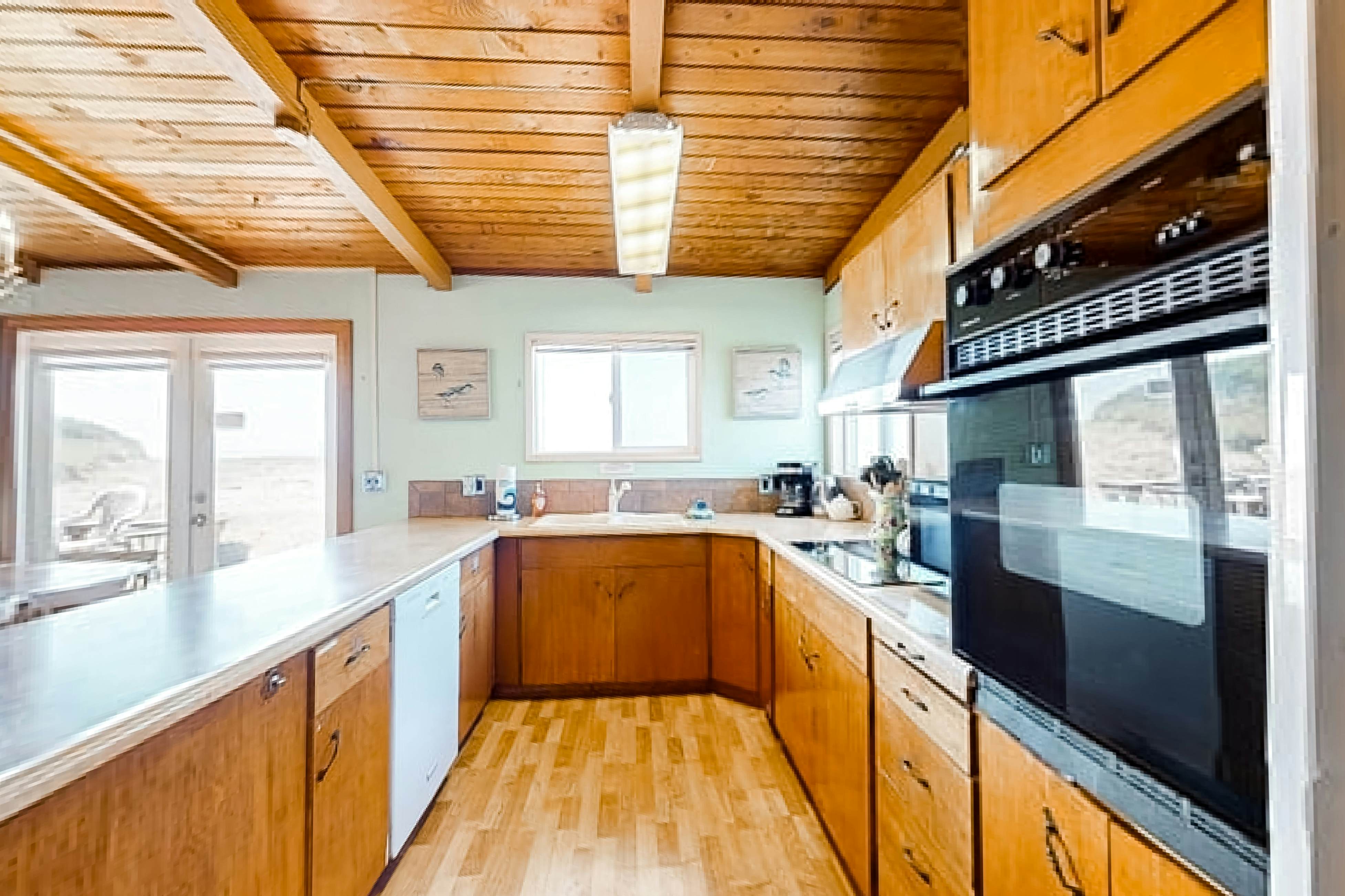 Oceanfront, dog-friendly home with washer/dryer & fireplace