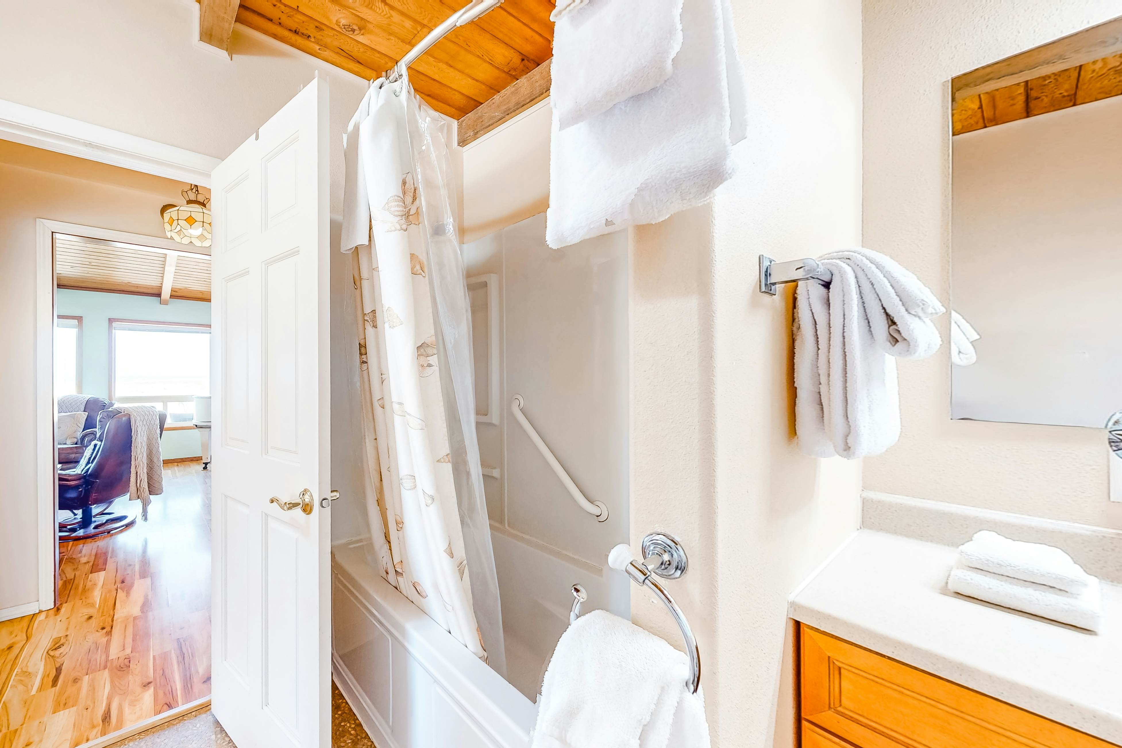 Oceanfront, dog-friendly home with washer/dryer & fireplace