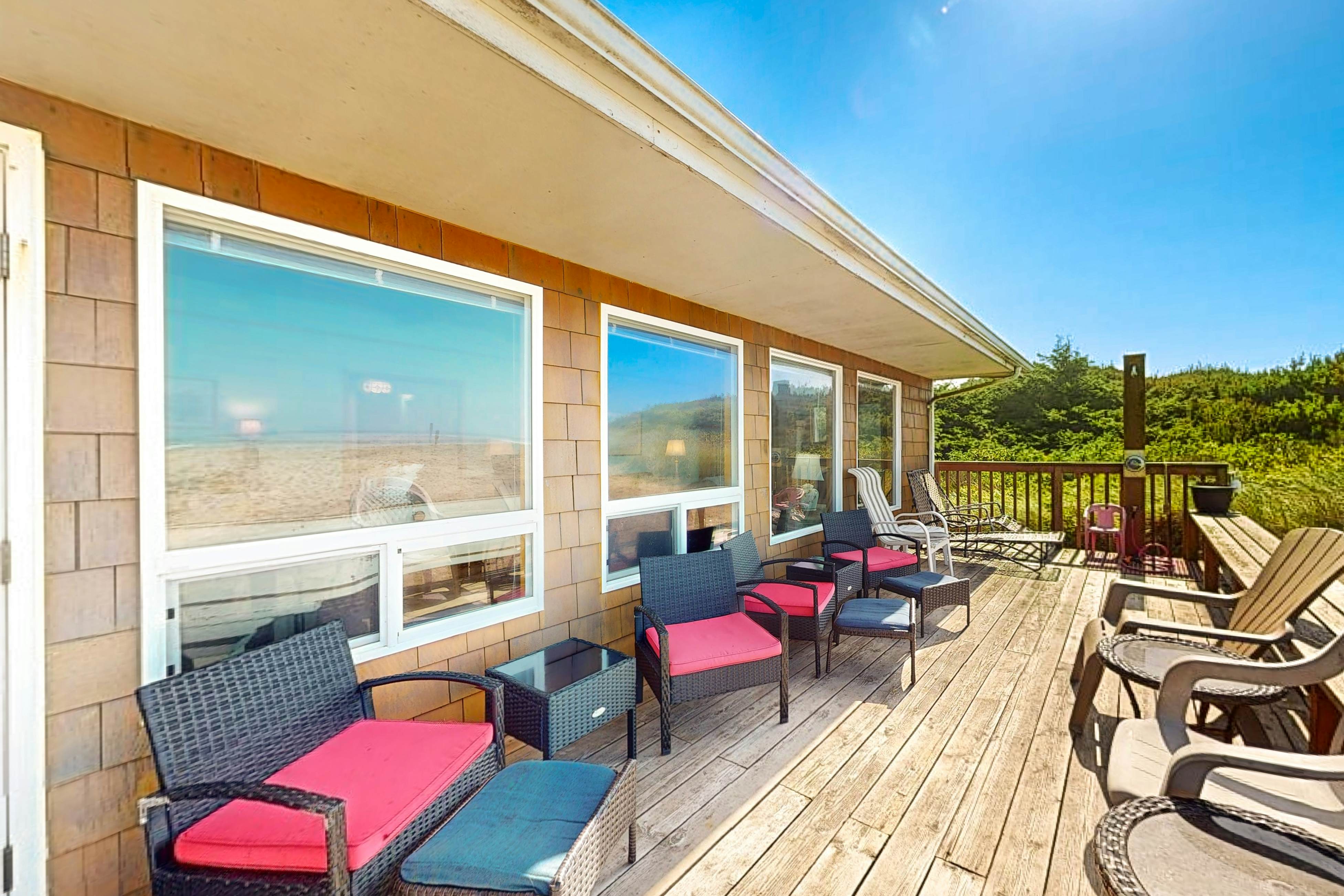 Oceanfront, dog-friendly home with washer/dryer & fireplace