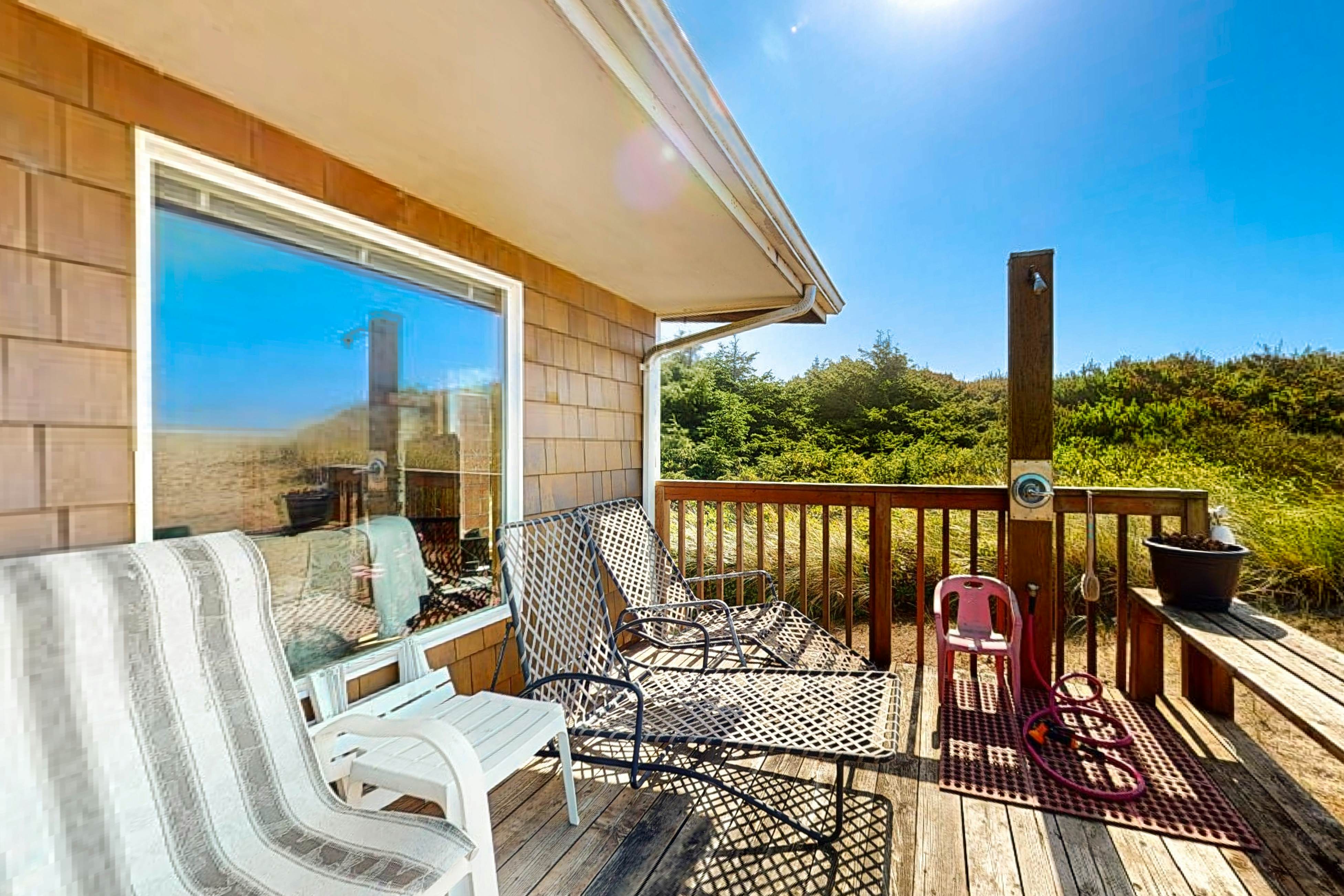 Oceanfront, dog-friendly home with washer/dryer & fireplace