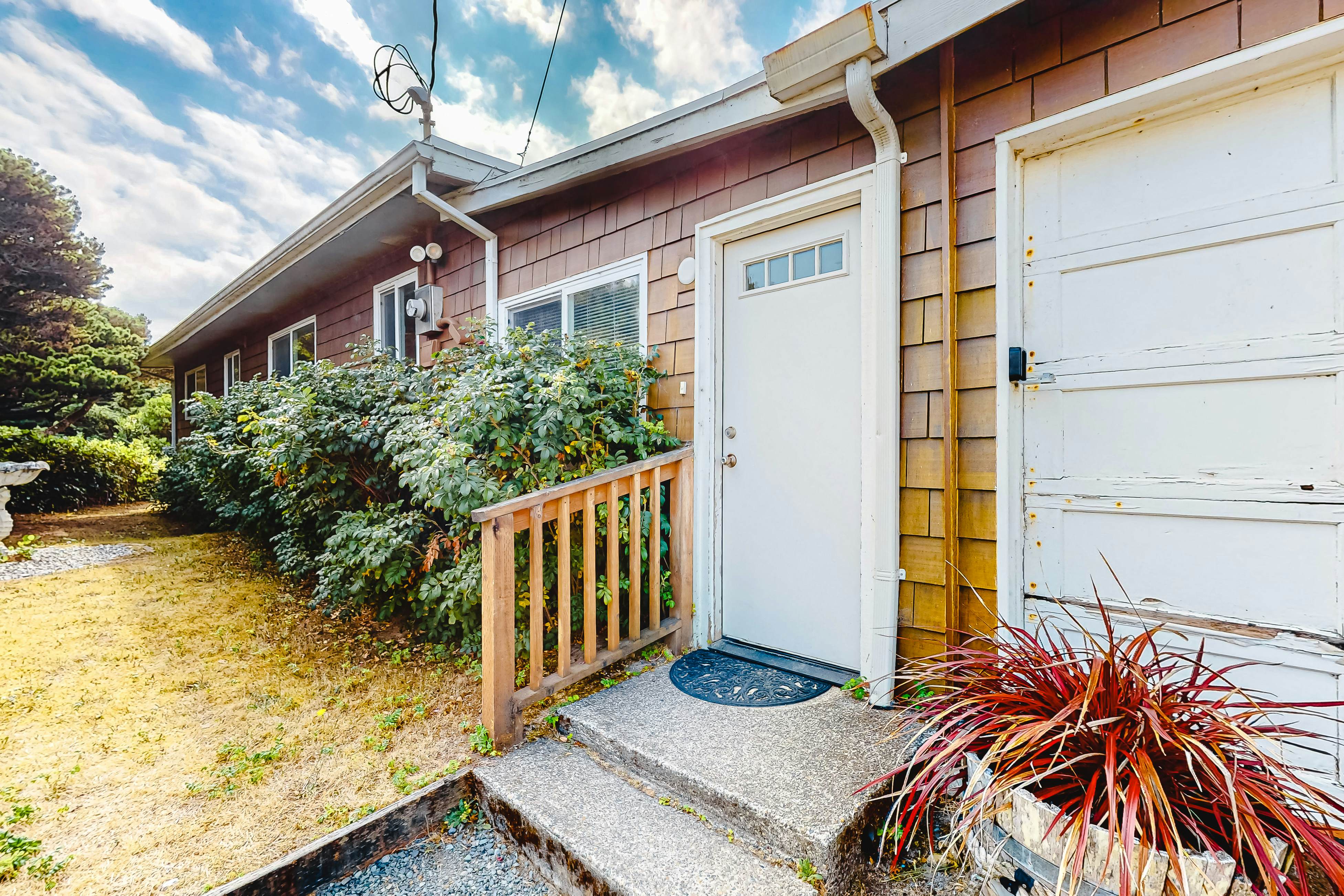 Oceanfront, dog-friendly home with washer/dryer & fireplace
